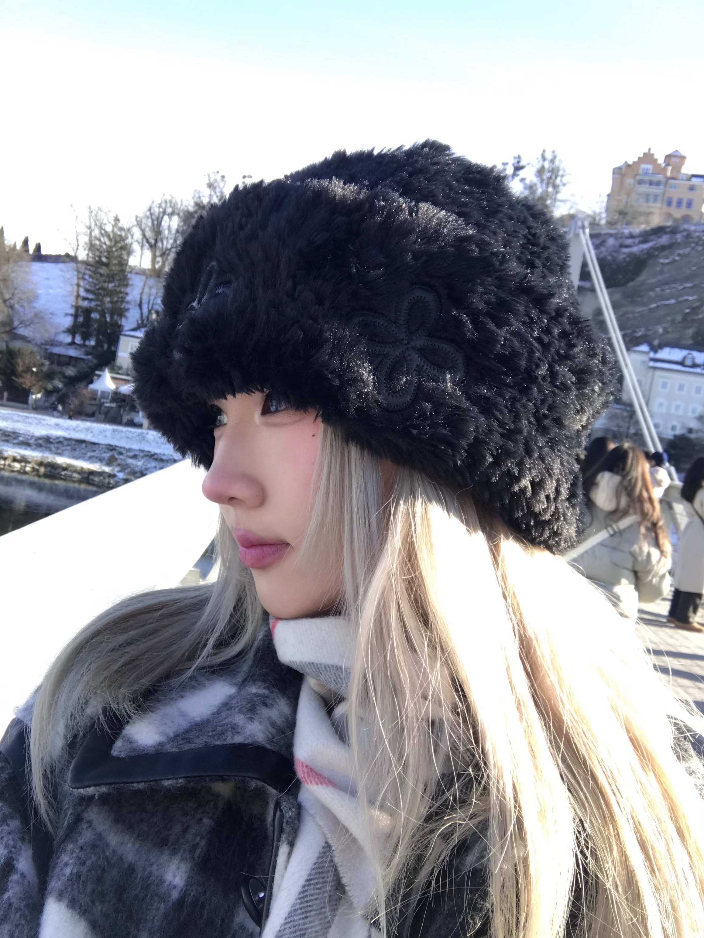 Surgery Leather Patch Fur Beanie Black, Burberry Classic Check Cashmere Muffler Stone 착용 스타일 - 1