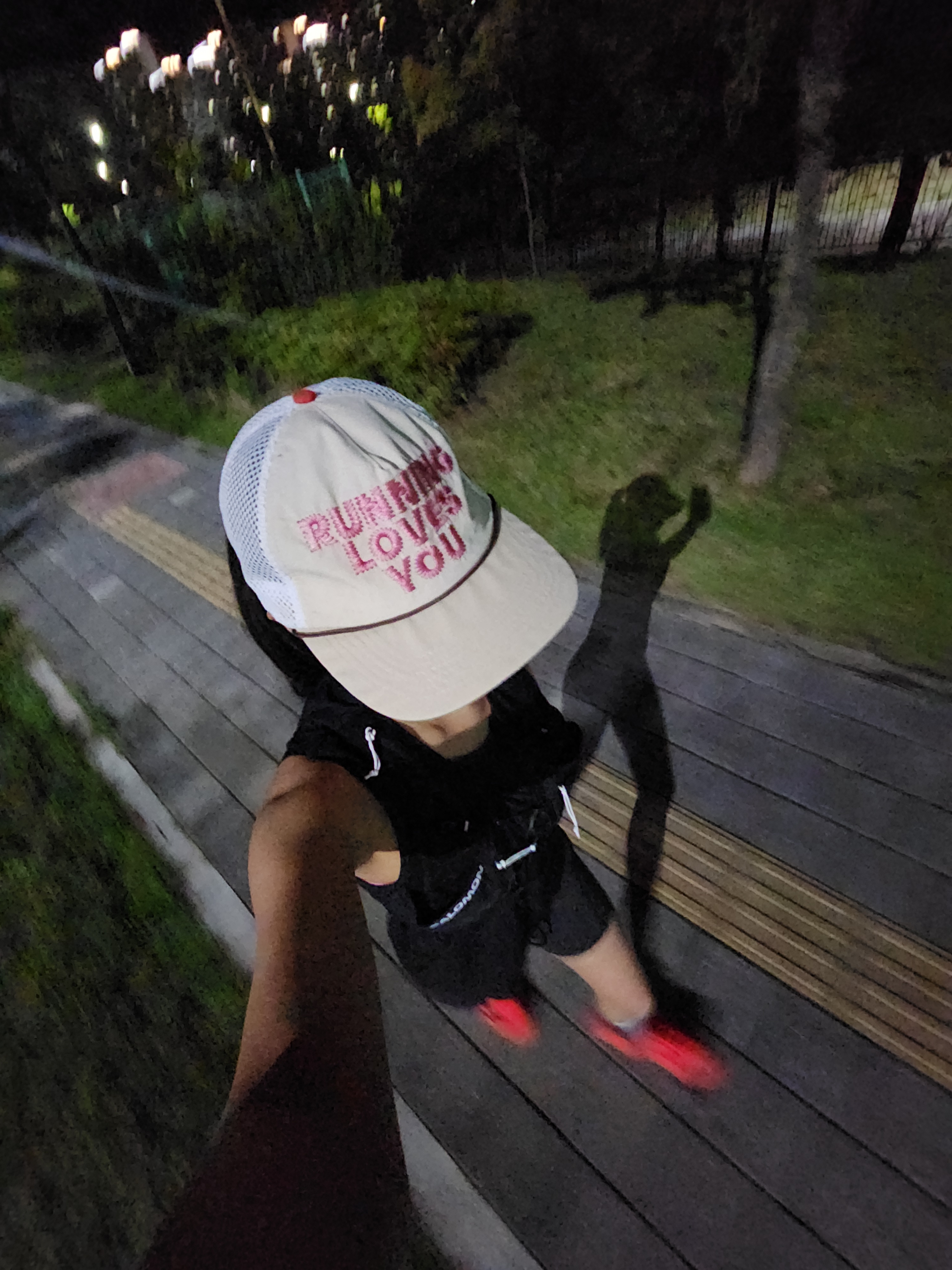 Salomon Sense Pro 6 Set Black, Alex Zono Running Loves You Trucker Hat OG Beige 착용 스타일 - 2