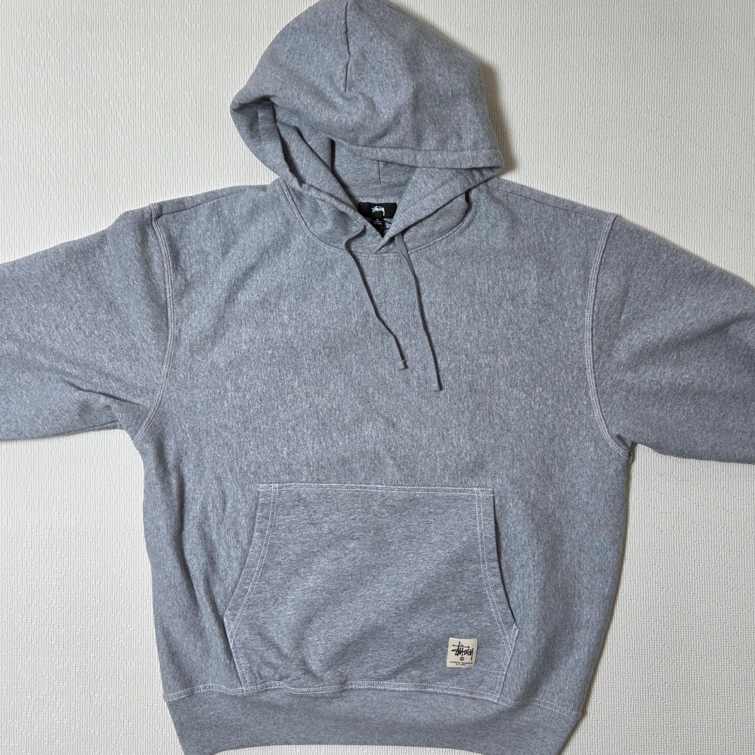 Stussy Contrast Stitch Label Hoodie Grey Heather 착용 스타일 - 1