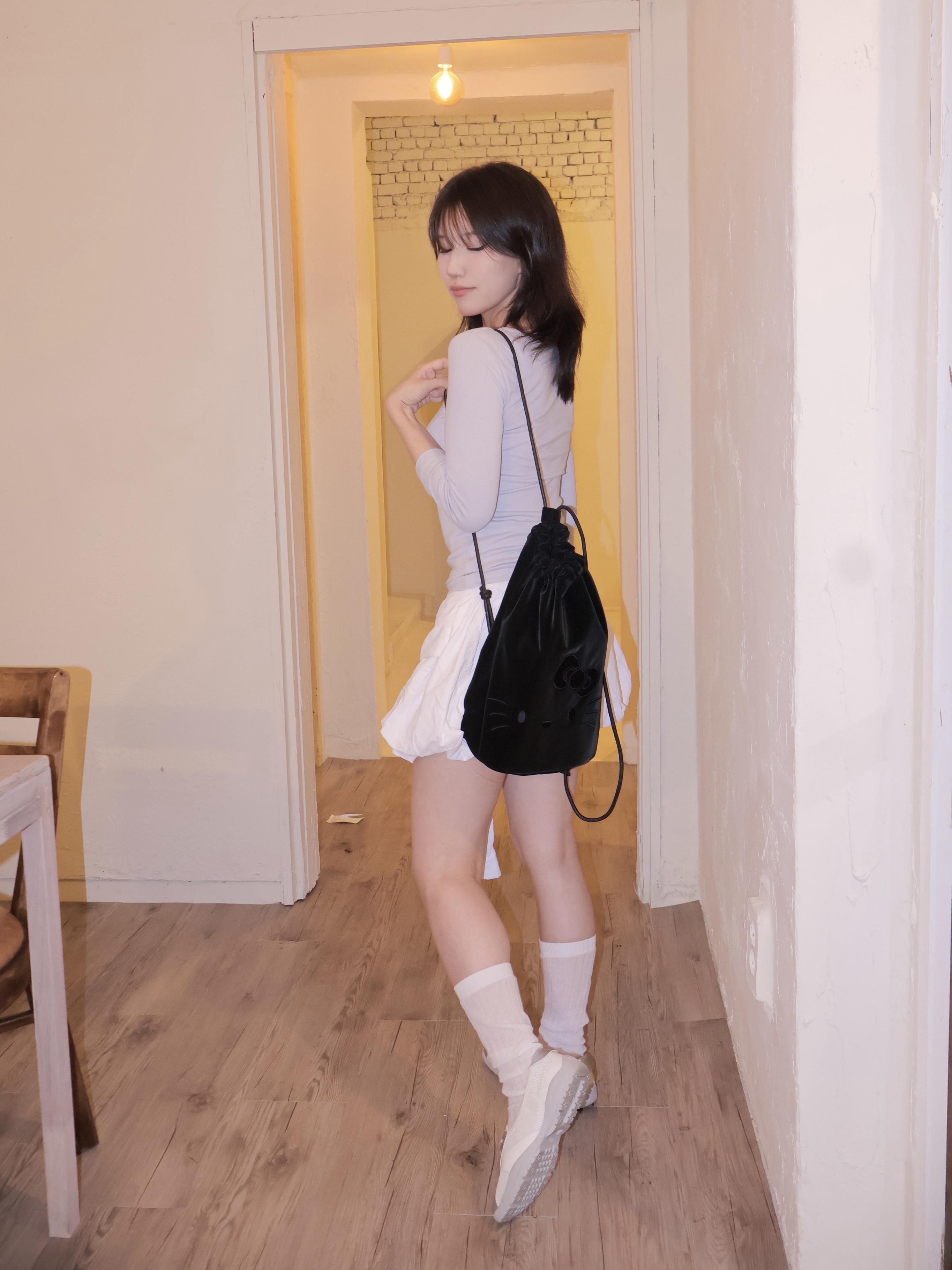 Joseph&Stacey Haze Mini Pouch Hello Kitty Black, Joseph&Stacey Haze String Backpack Hello Kitty Black 착용 스타일 - 3