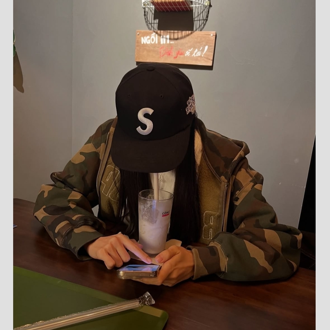 Supreme World Famous S Logo 6-Panel Black 착용 스타일 - 1