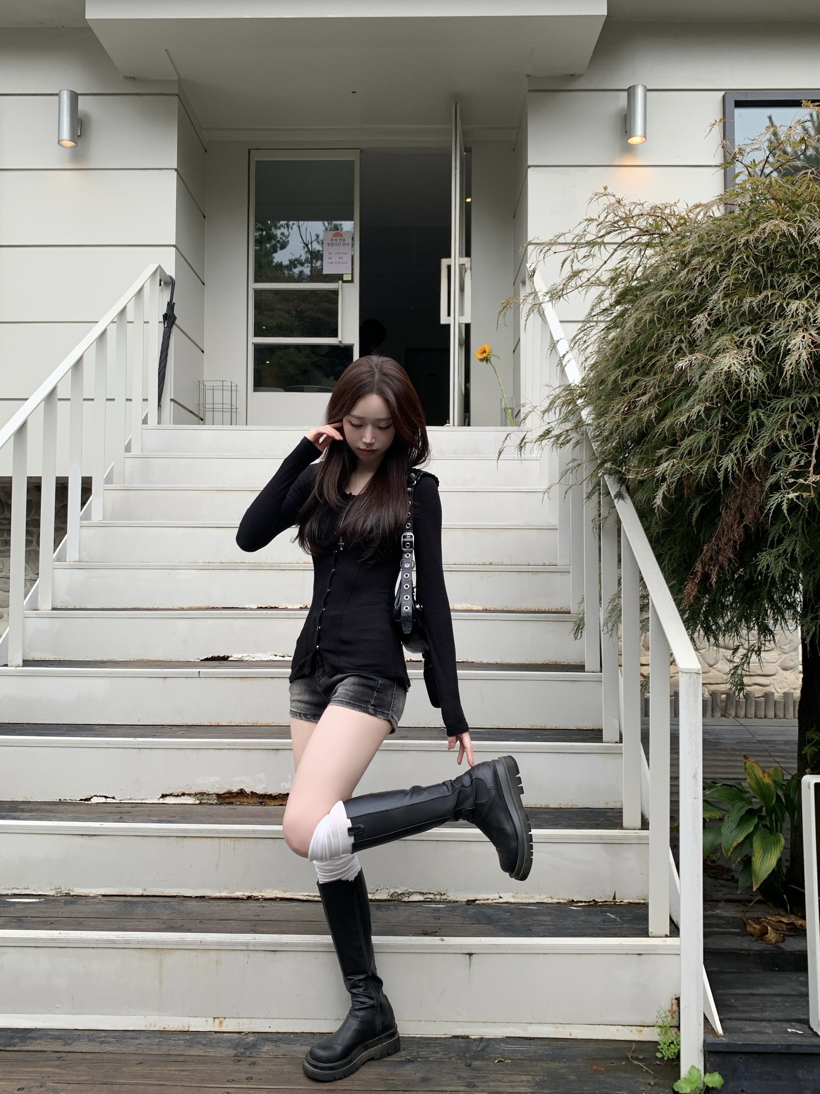 Balenciaga Arena Lambskin Le Cagole XS Shoulder Bag Black 착용 스타일