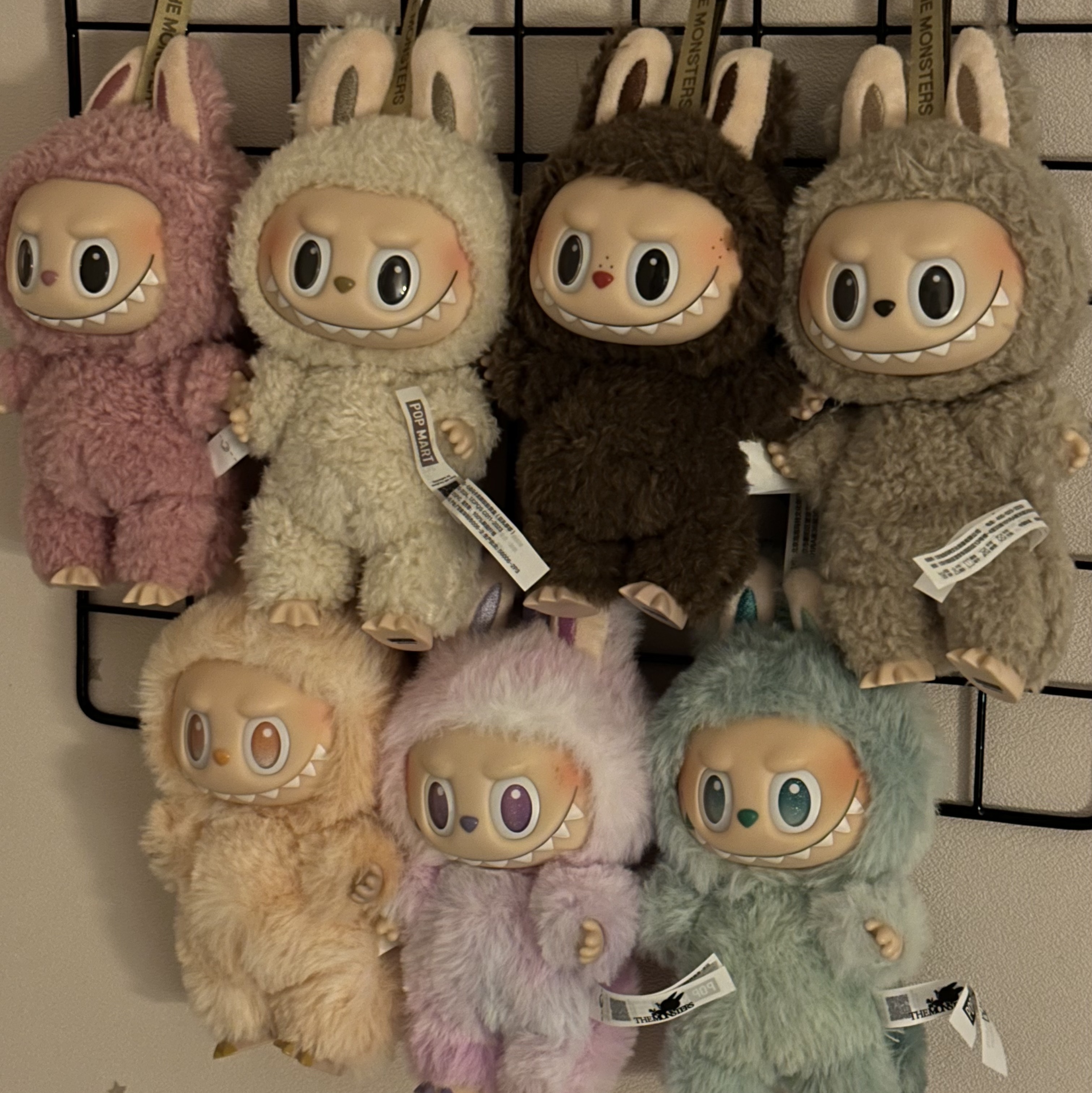 Pop Mart Labubu The Monsters Labubu Tasty Macarons Series Lyche Berry Keyring, Pop Mart Labubu The Monsters Labubu Tasty Macarons Series Chestnut Cocoa Keyring (Opened Case) 착용 스타일