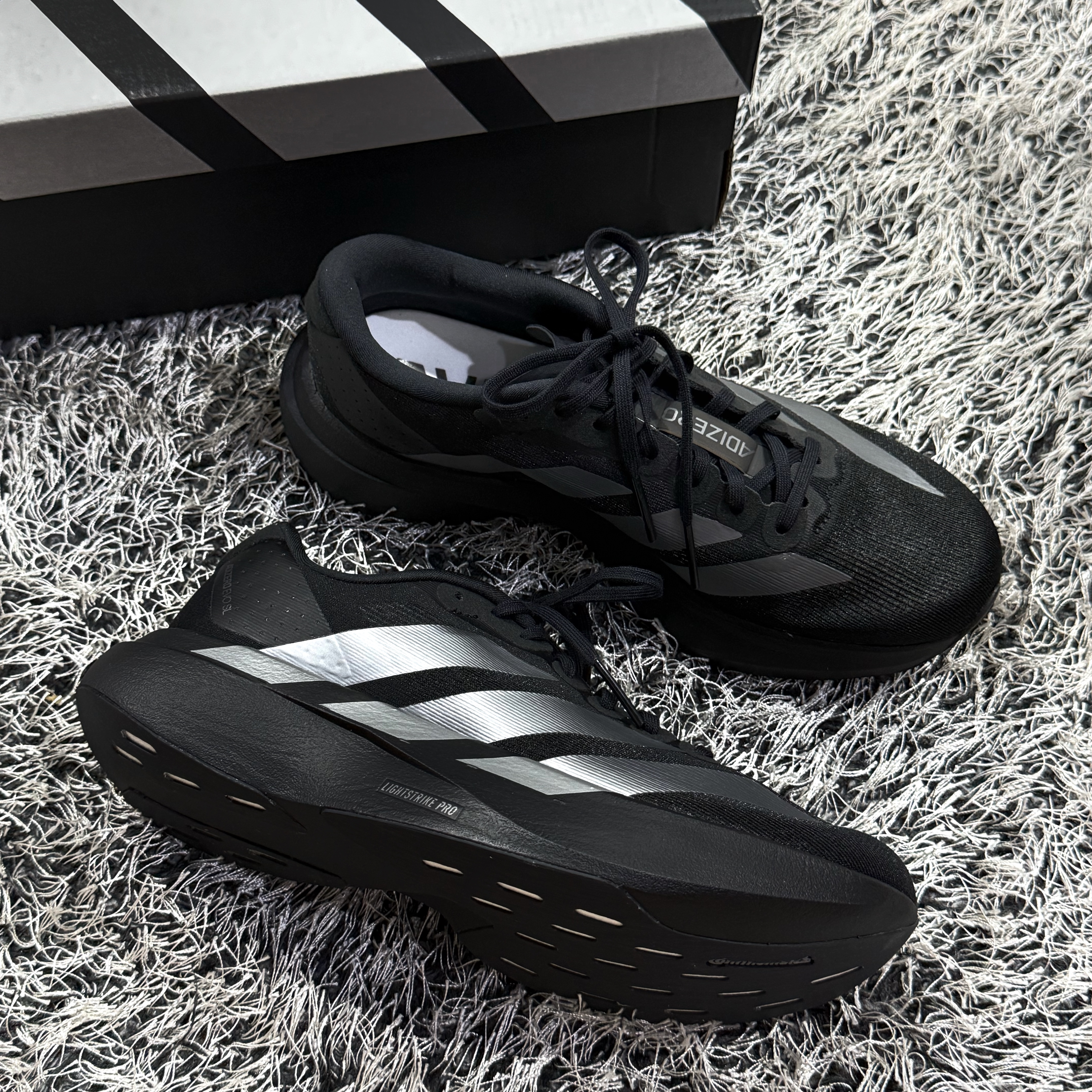 Adidas Adizero EVO SL Core Black Iron Metallic 착용 스타일