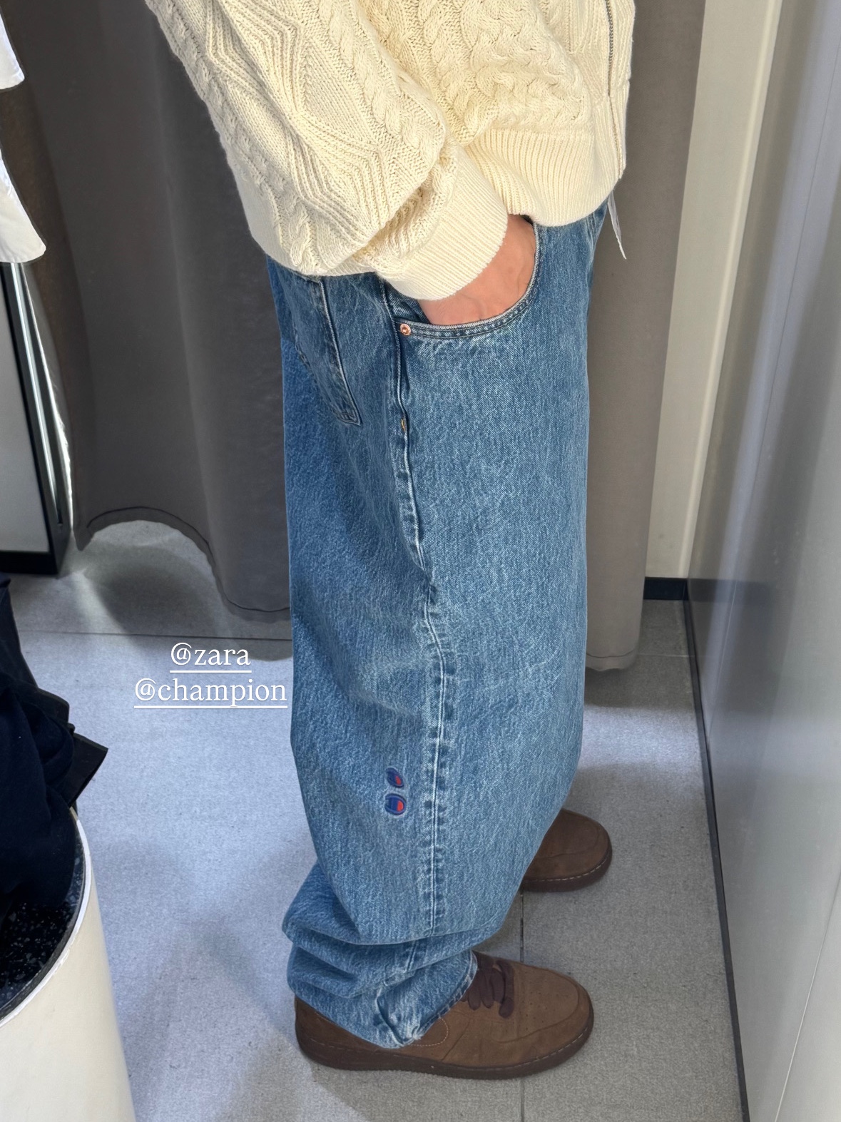 Zara x Champion Jacquard Cable Knit Cardigan Ecru, Zara x Champion Loose Tapered Fit Jeans Light Blue 착용 스타일 - 2
