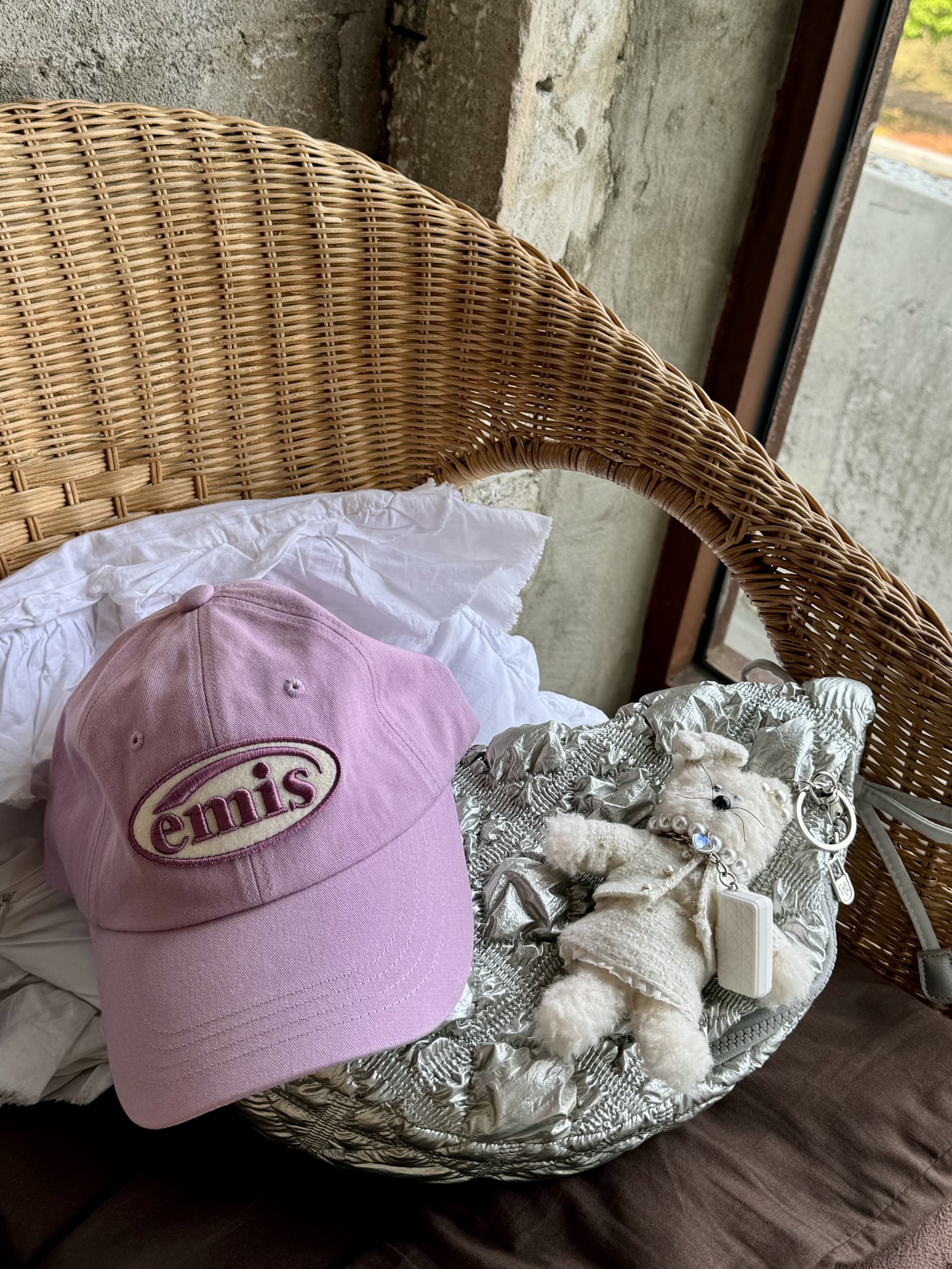 Emis Tone On Tone Wappen Ball Cap Light Purple, Monamhee Creami Keyring Cream - KREAM Exclusive 착용 스타일 - 4