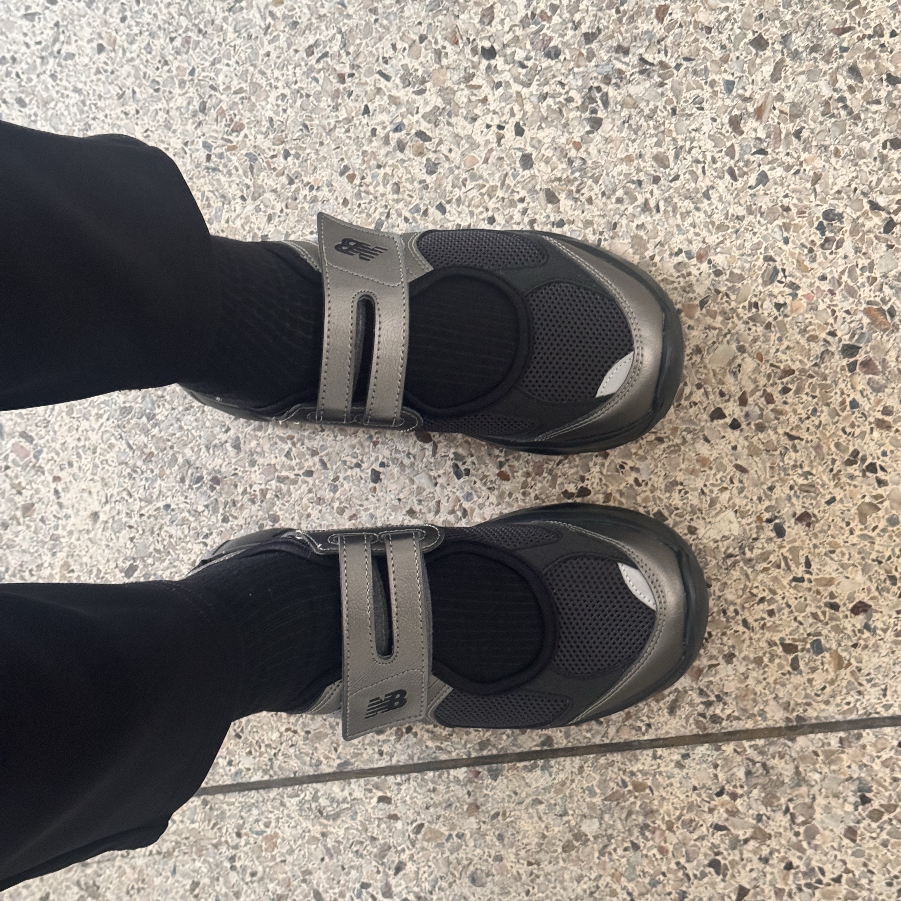 (W) New Balance Breeze SD2202 Gunmetal Gray 착용 스타일