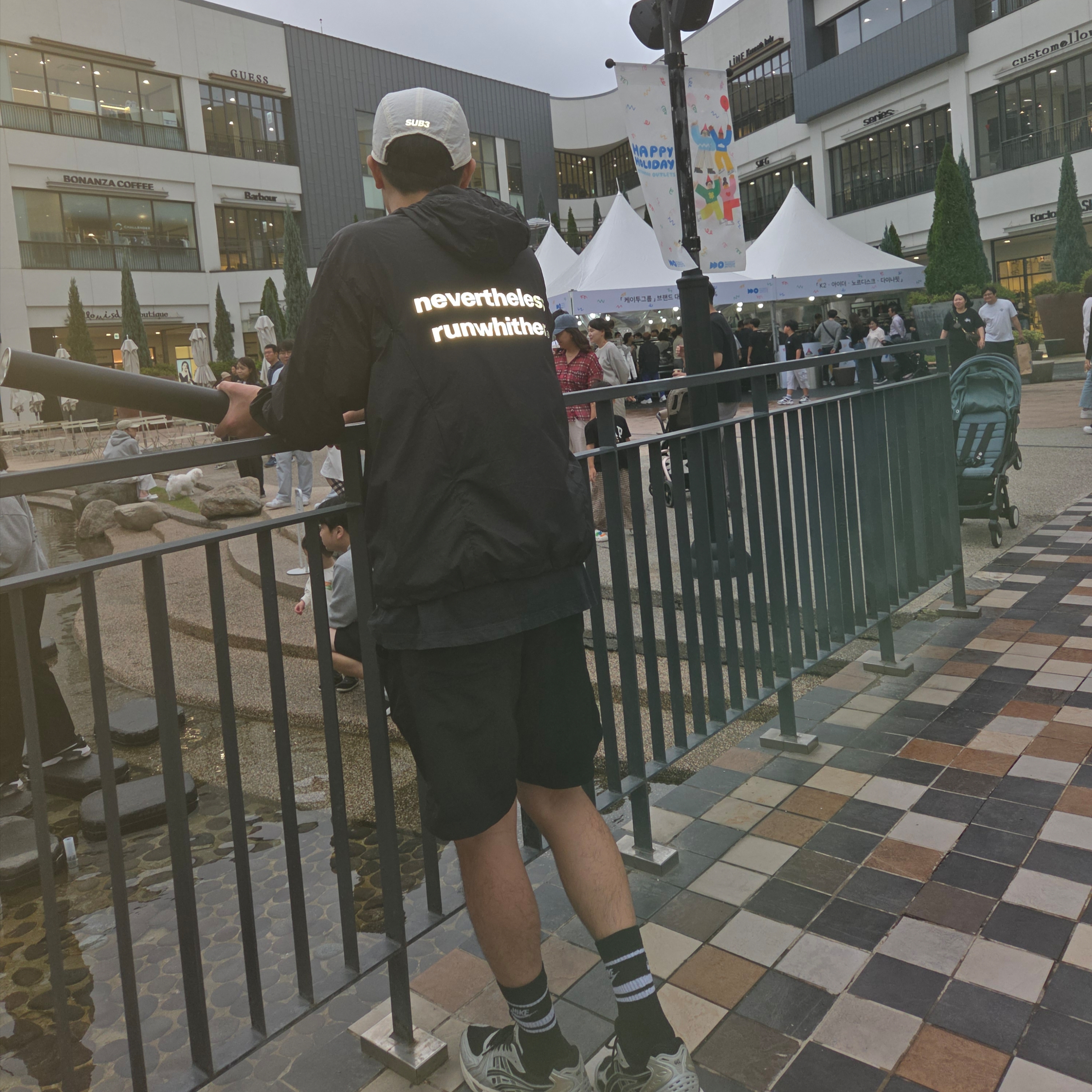 [KREAM 단독] runwhither Windbreaker Jacket Black, [KREAM 단독] runwhither Trail Cap Cream 착용 스타일 - 2