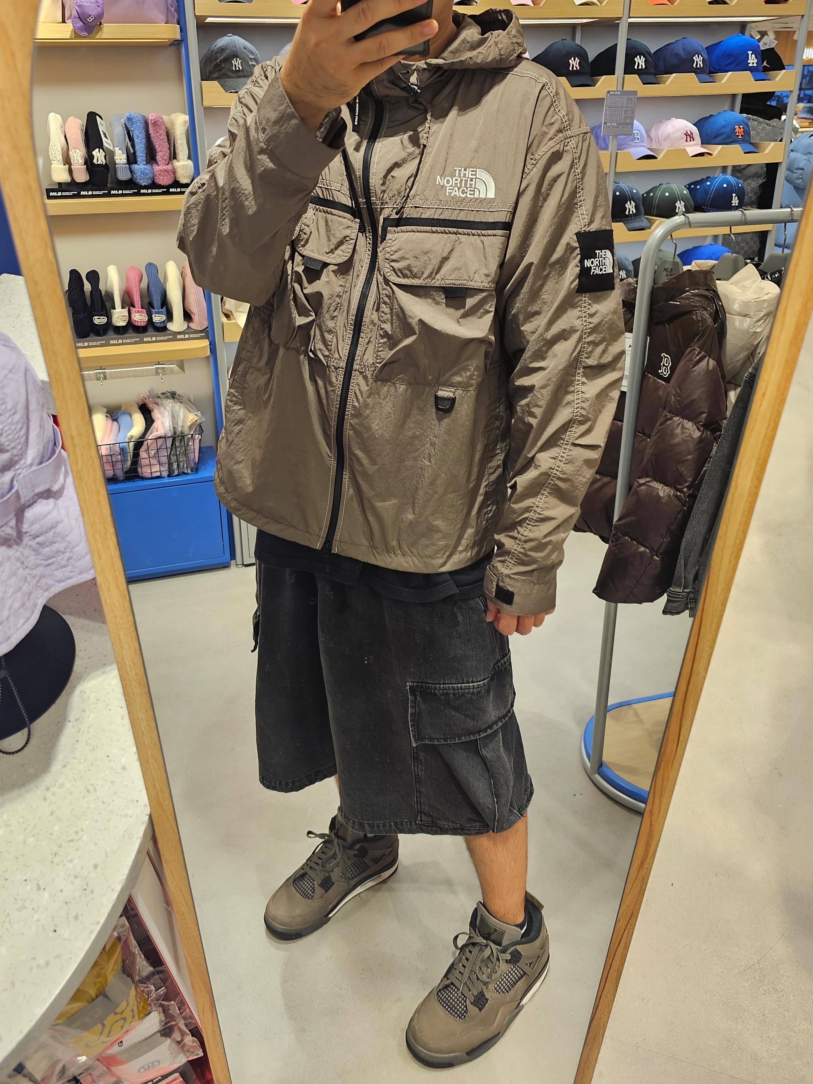 The North Face Sheldon Jacket Beige Brown - 25SS, Jordan 4 Retro Cave Stone and Black 착용 스타일 - 2