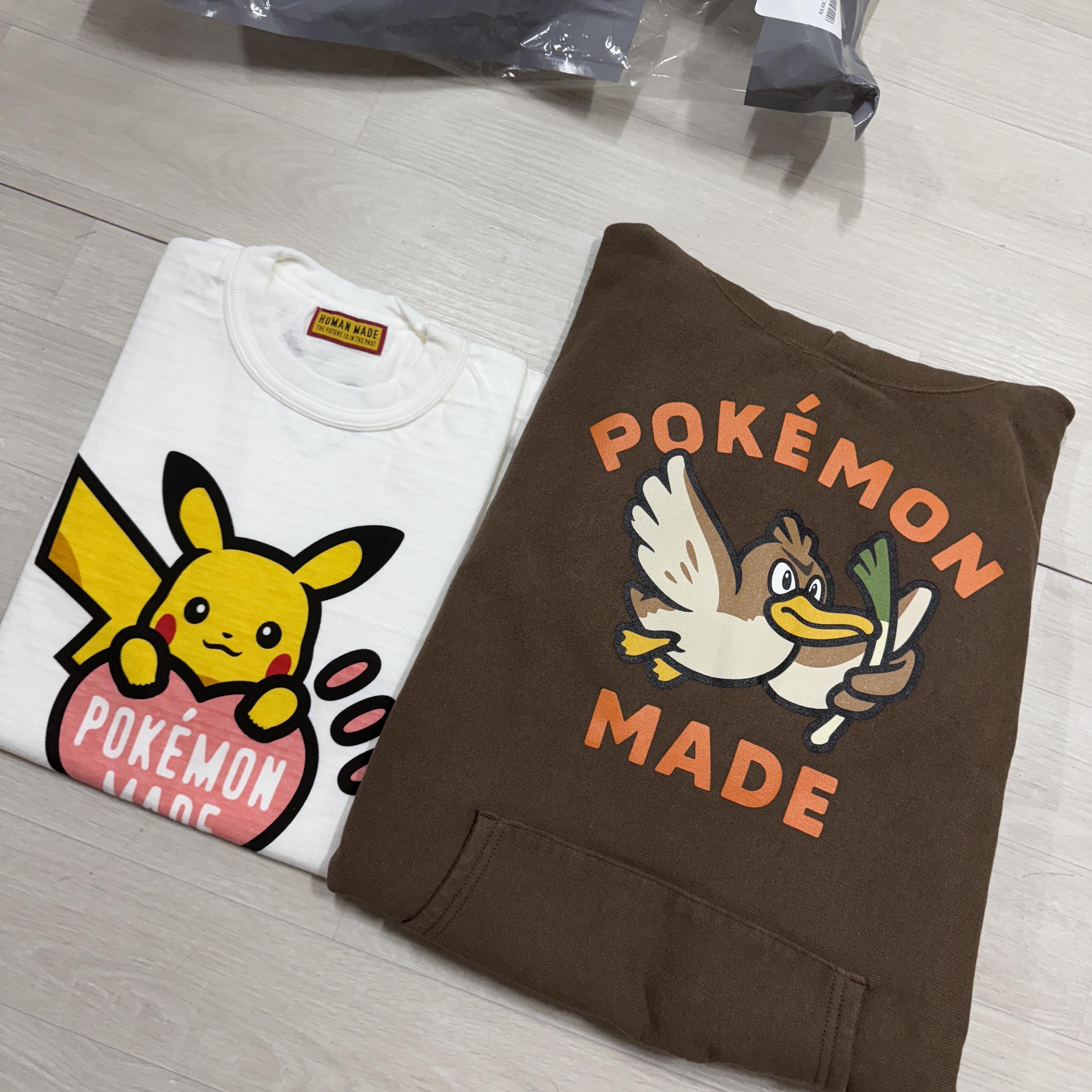 Human Made x Pokemon Made Heavyweight Hoodie Brown, Human Made x Pokemon Made Graphic T-Shirt White 착용 스타일