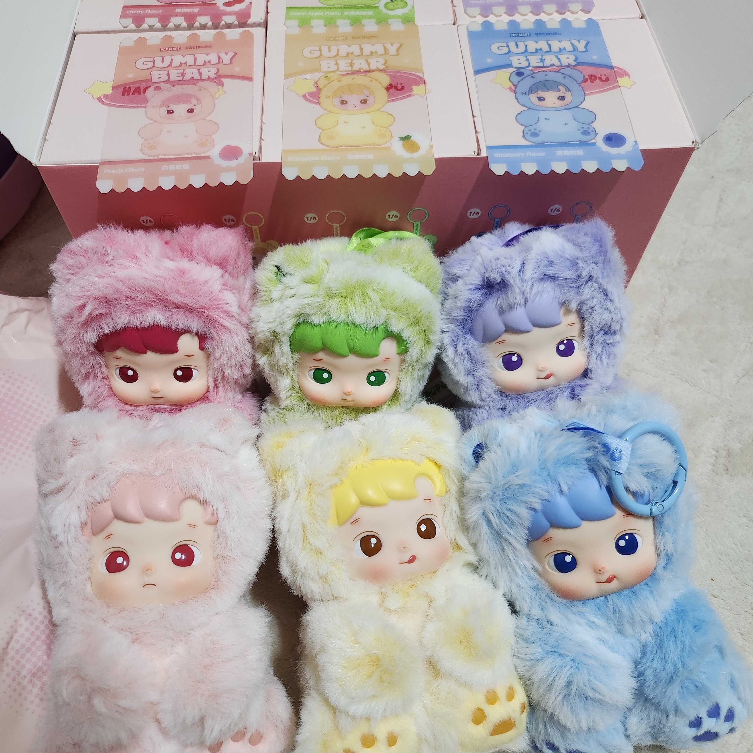 Pop Mart Hacipupu Gummy Bear Series Vinyl Plush Pendant (6 Blind Boxes) 착용 스타일