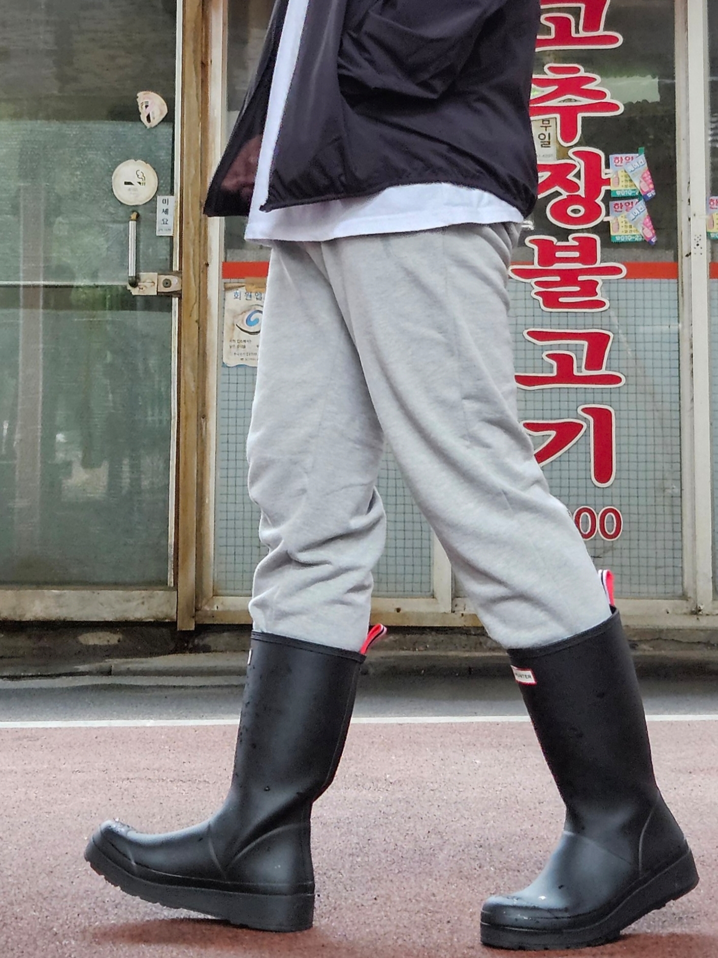 (W) Hunter Play Tall Wellington Rain Boots Black 착용 스타일 - 3