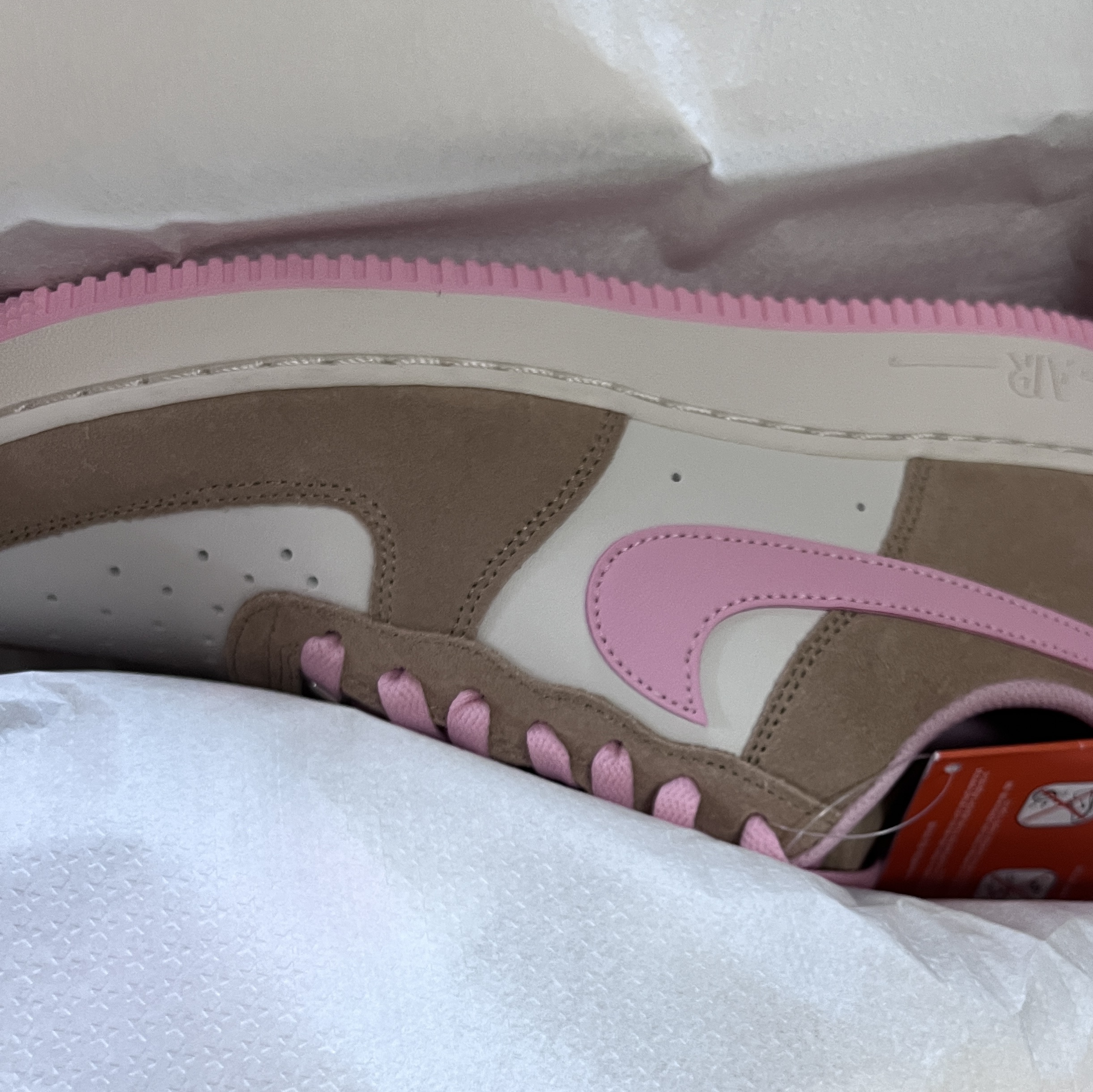 Nike Air Force 1 '07 LV8 Medium Soft Pink Phantom 착용 스타일