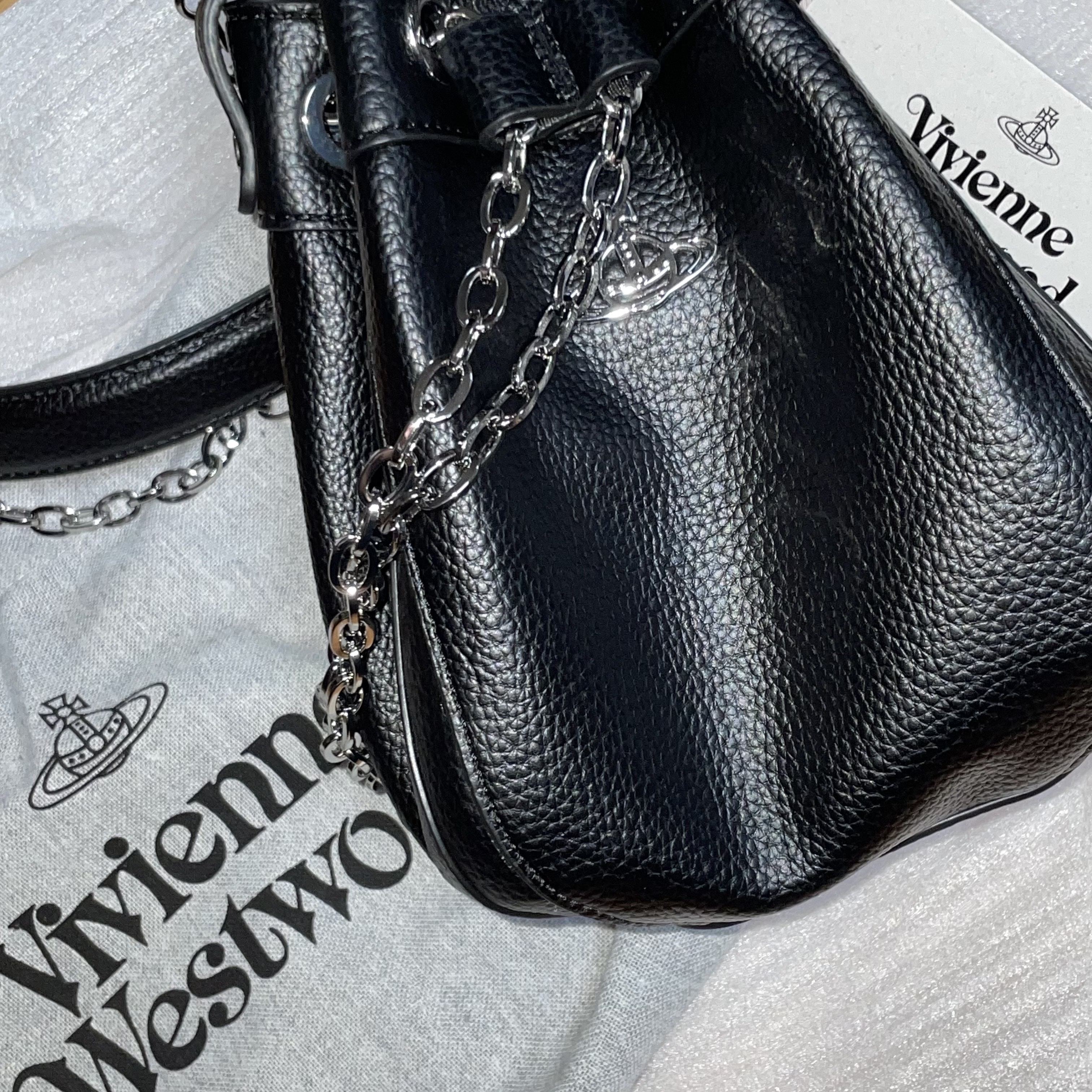 Vivienne Westwood Chrissy Small Bucket Bag Black 착용 스타일