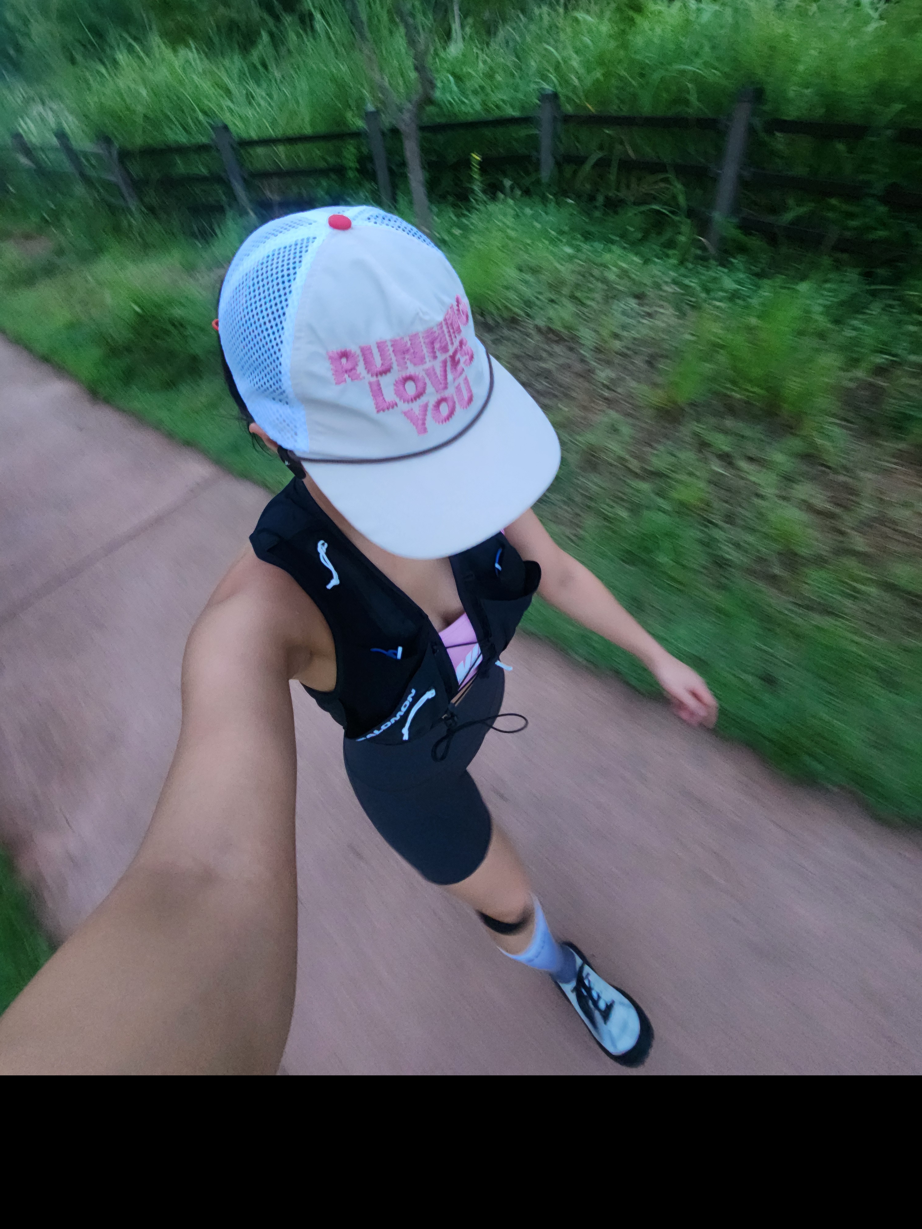 Salomon Sense Pro 6 Set Black, Alex Zono Running Loves You Trucker Hat OG Beige 착용 스타일 - 4