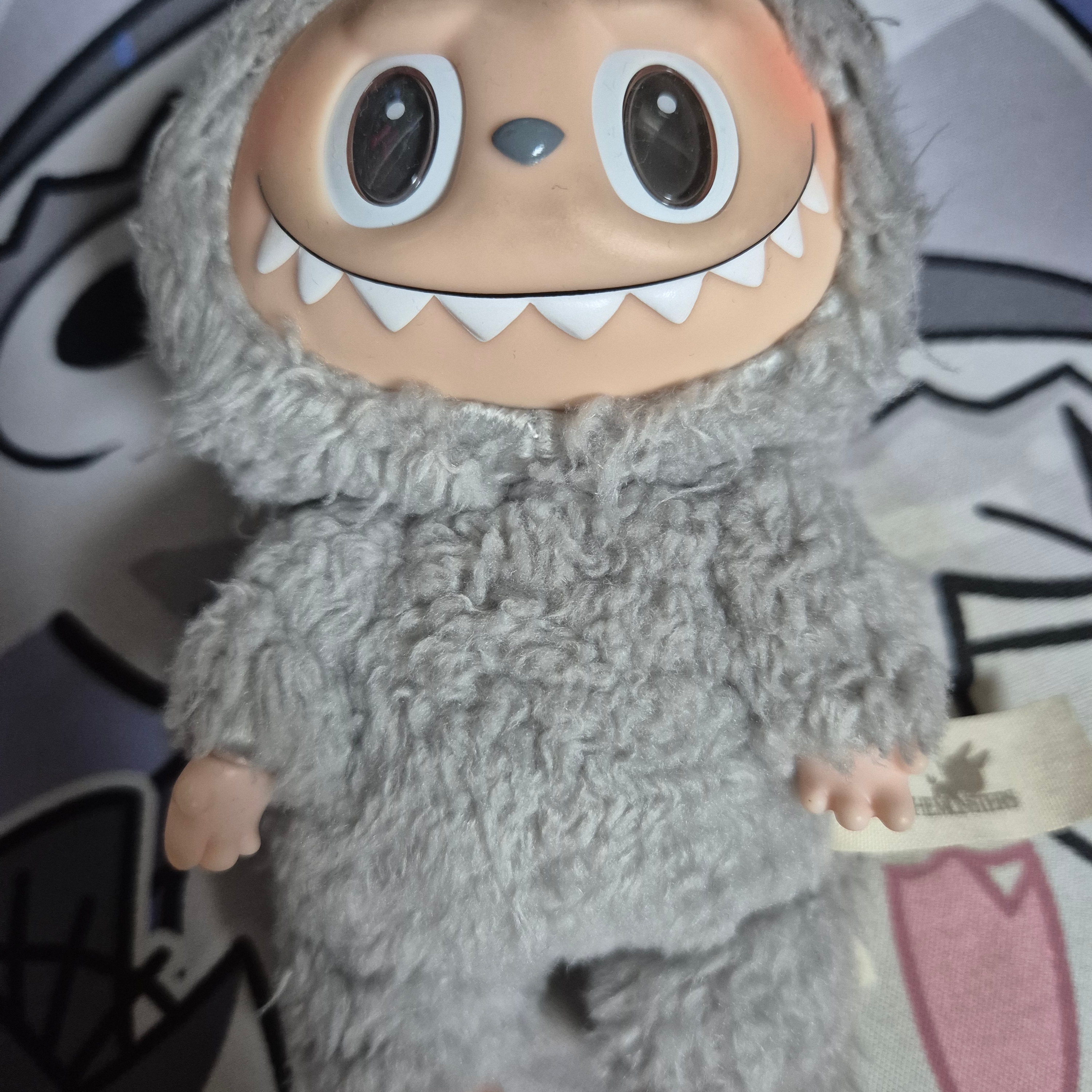Pop Mart Labubu The Monsters Labubu Tasty Macarons Series Sesame Bean Keyring (Opened Case) 착용 스타일