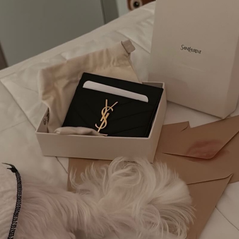 Saint Laurent Cassandre Matelasse Card Case in Grain De Poudre Embossed Leather Black 착용 스타일
