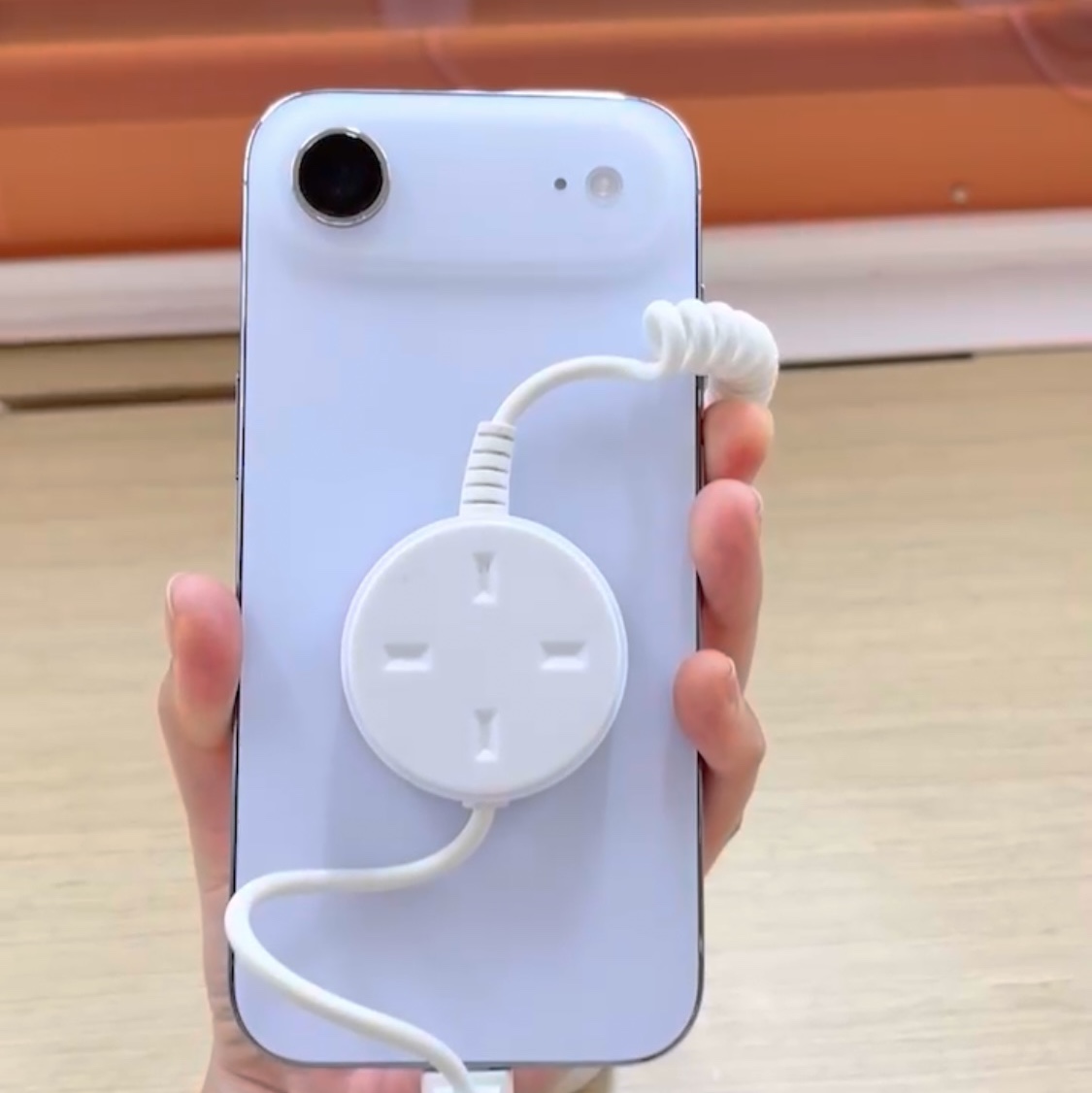 Apple iPhone 17 Air 256GB Cloud White 착용 스타일