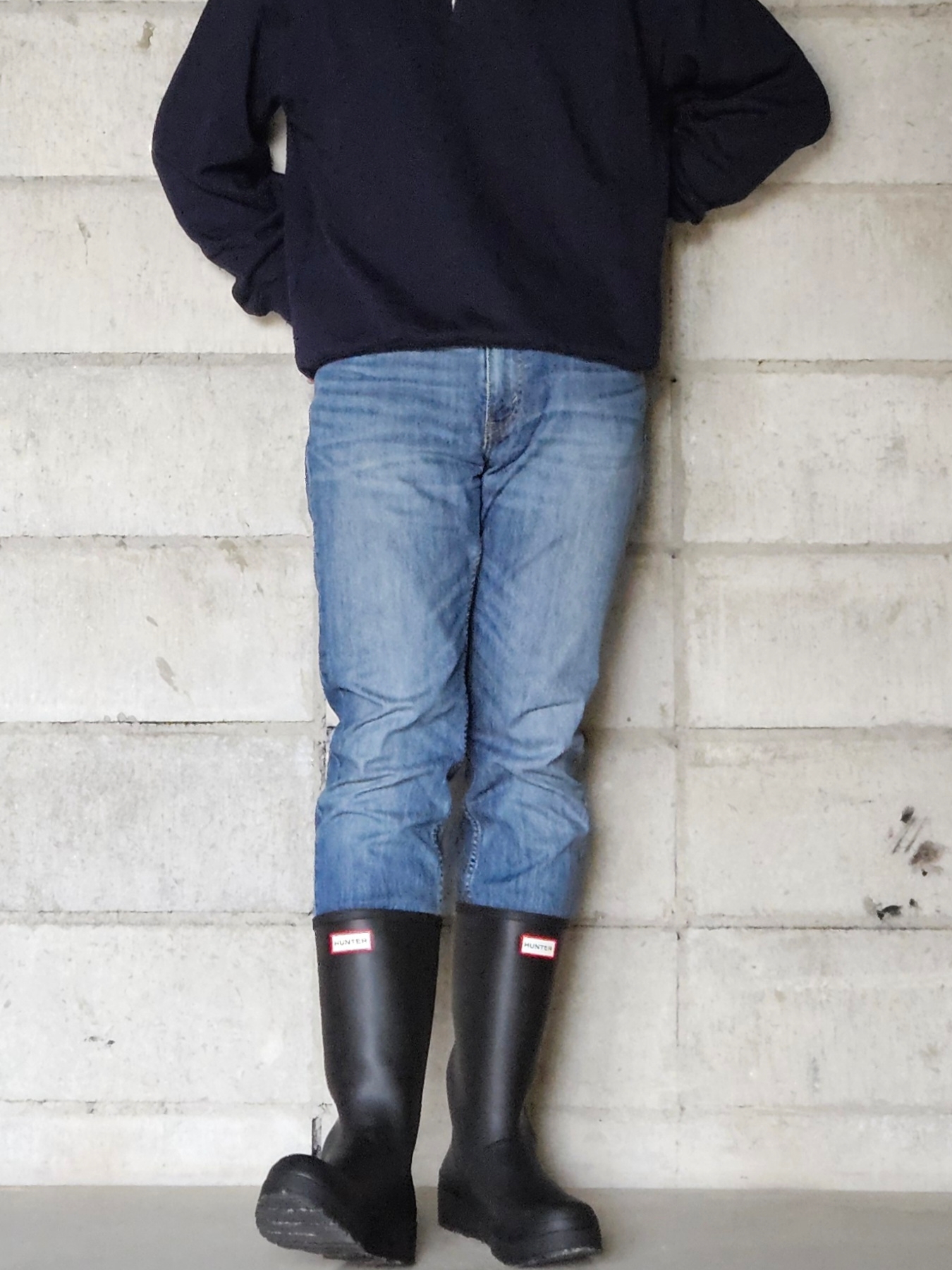 (W) Hunter Play Tall Wellington Rain Boots Black 착용 스타일 - 2