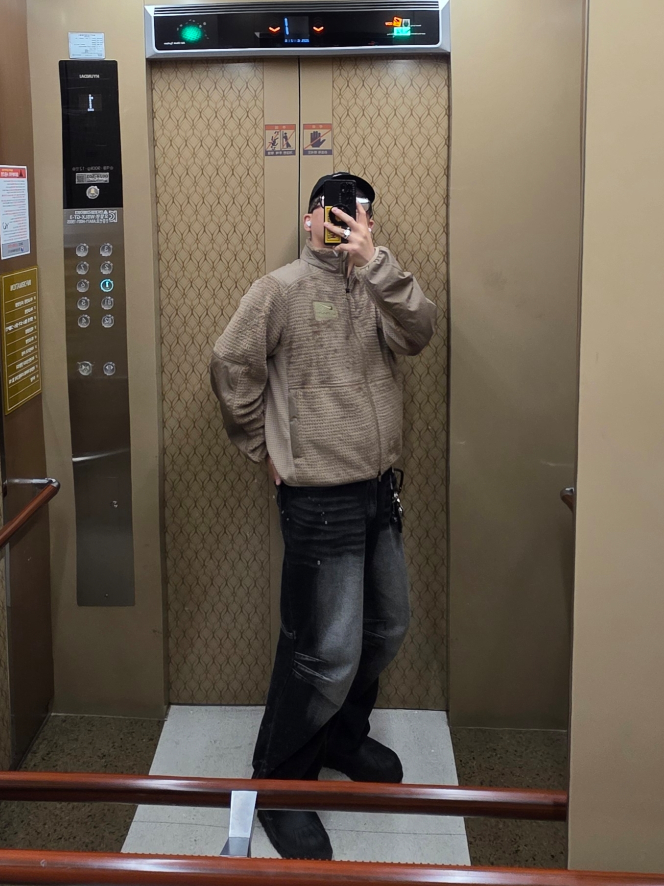 Nike x Stussy Full Zip Fleece Pine Nut (HQ8524-223), Hysteric Glamour Circle Girl Carabiner M Black 착용 스타일
