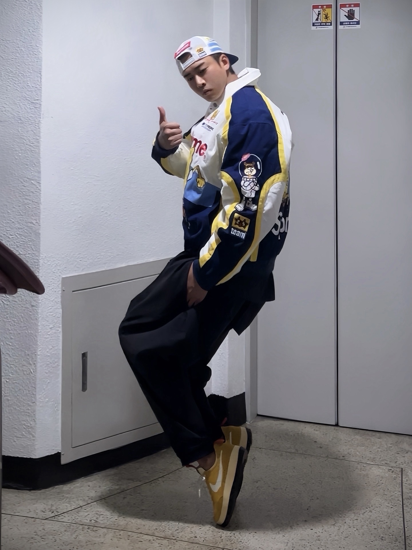 Supreme x SpongeBob SquarePants Jeff Hamilton Mesh Back 6-Panel Navy - 25SS, Supreme x SpongeBob SquarePants Jeff Hamilton Racing Jacket White - 25SS 착용 스타일