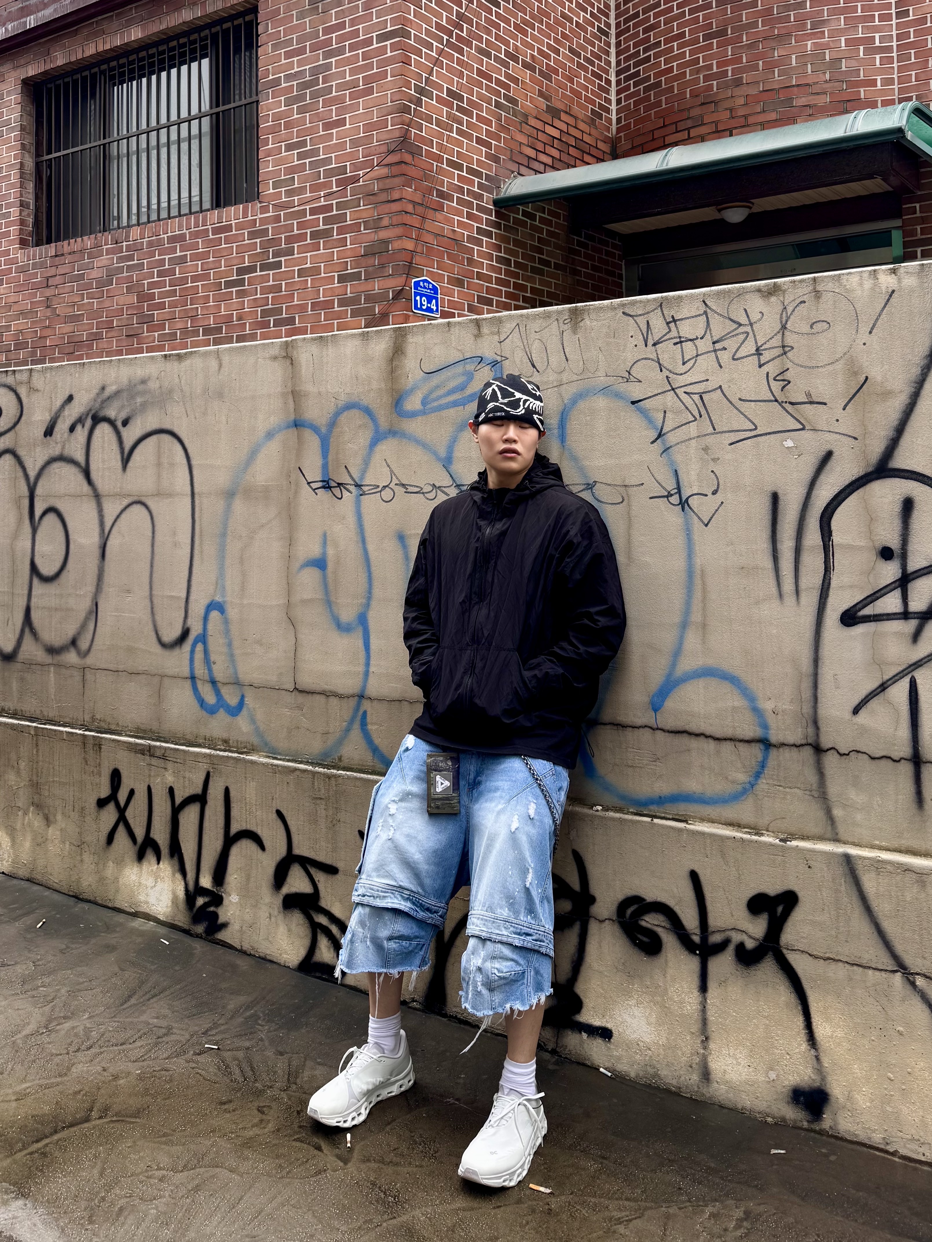 On Running x Post Archive Faction (Paf) Cloudmonster 2 Vapor Frost, Arc'teryx Bird Head Toque Orca 착용 스타일 - 3