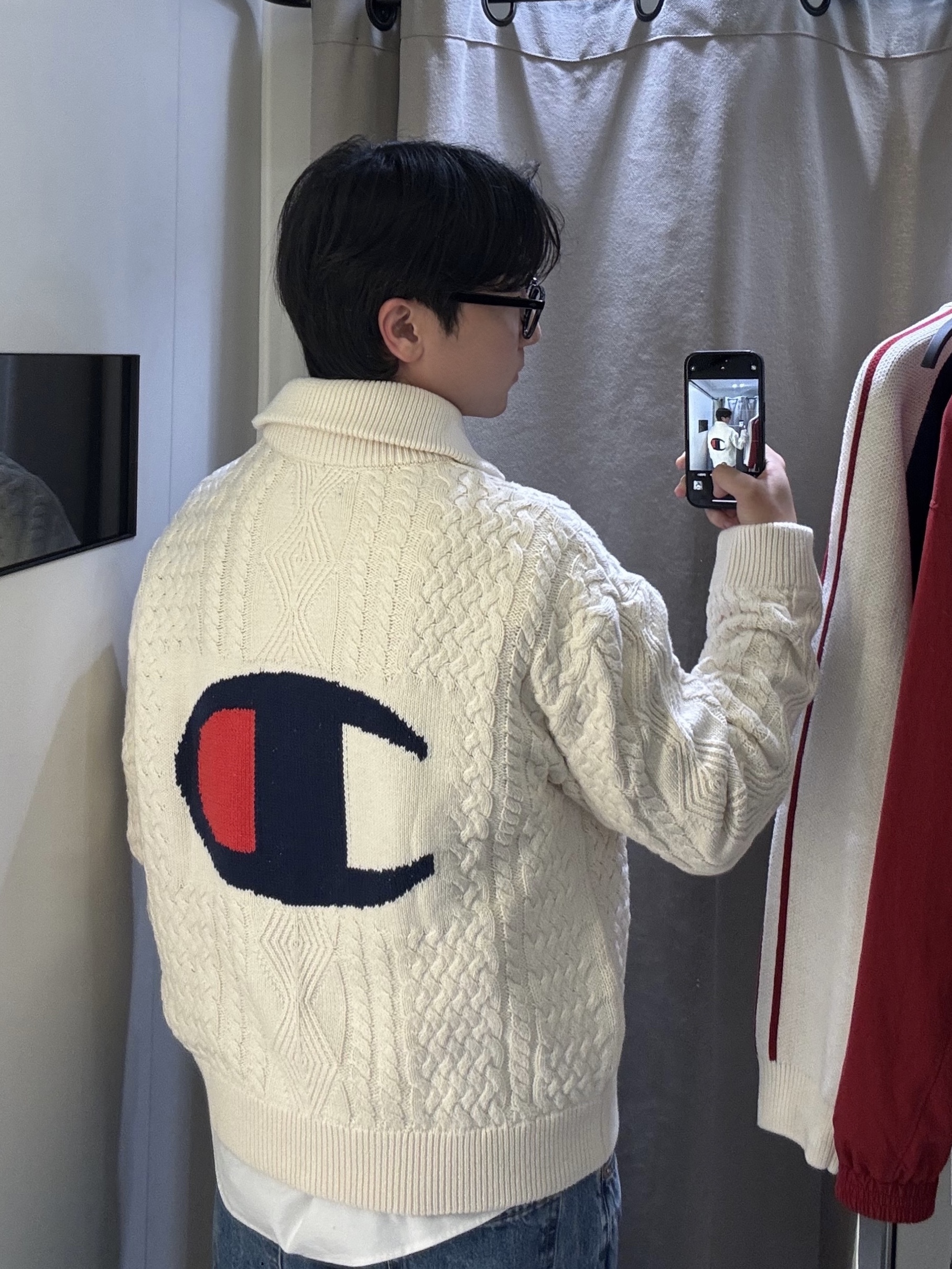 Zara x Champion Jacquard Cable Knit Cardigan Ecru, Zara x Champion Loose Tapered Fit Jeans Light Blue 착용 스타일 - 1