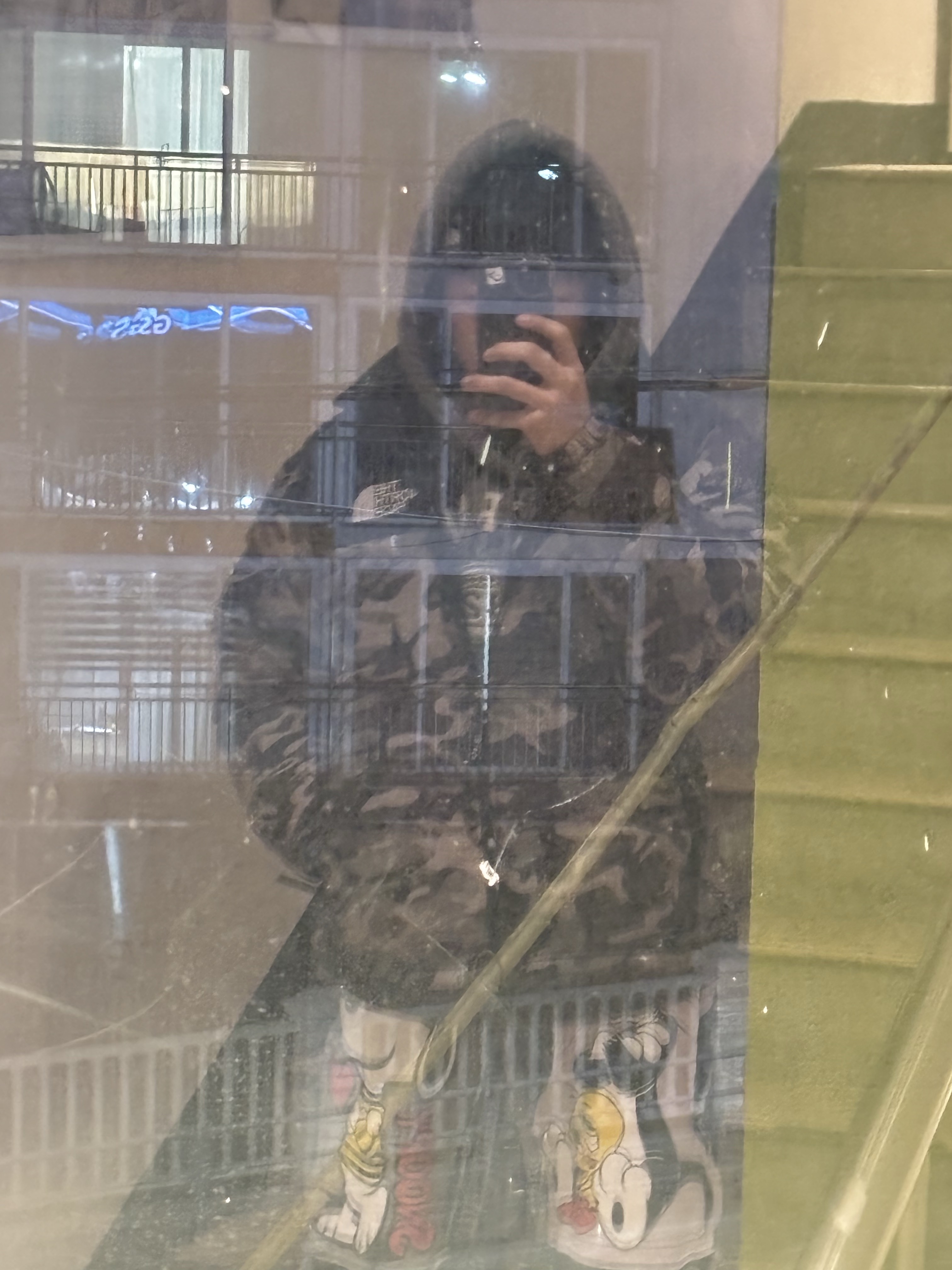 The North Face 1996 Novelty Nuptse Jacket Woodland Camo 착용 스타일