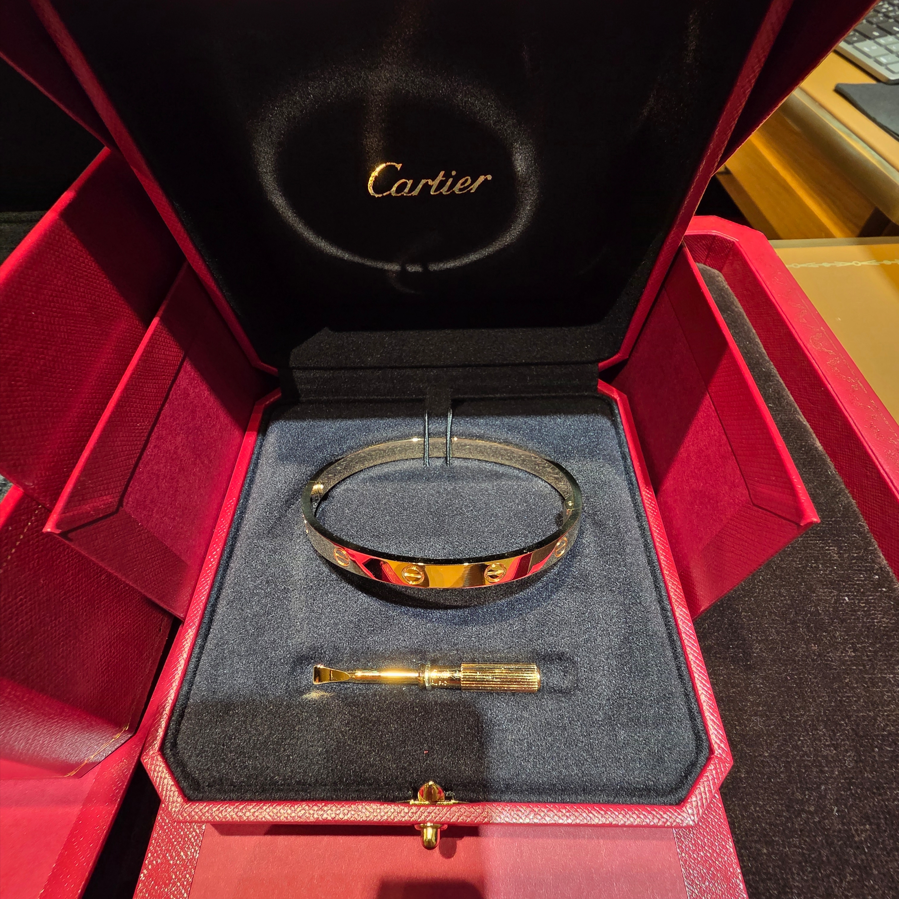Cartier Love Bracelet Yellow Gold 착용 스타일 - 4