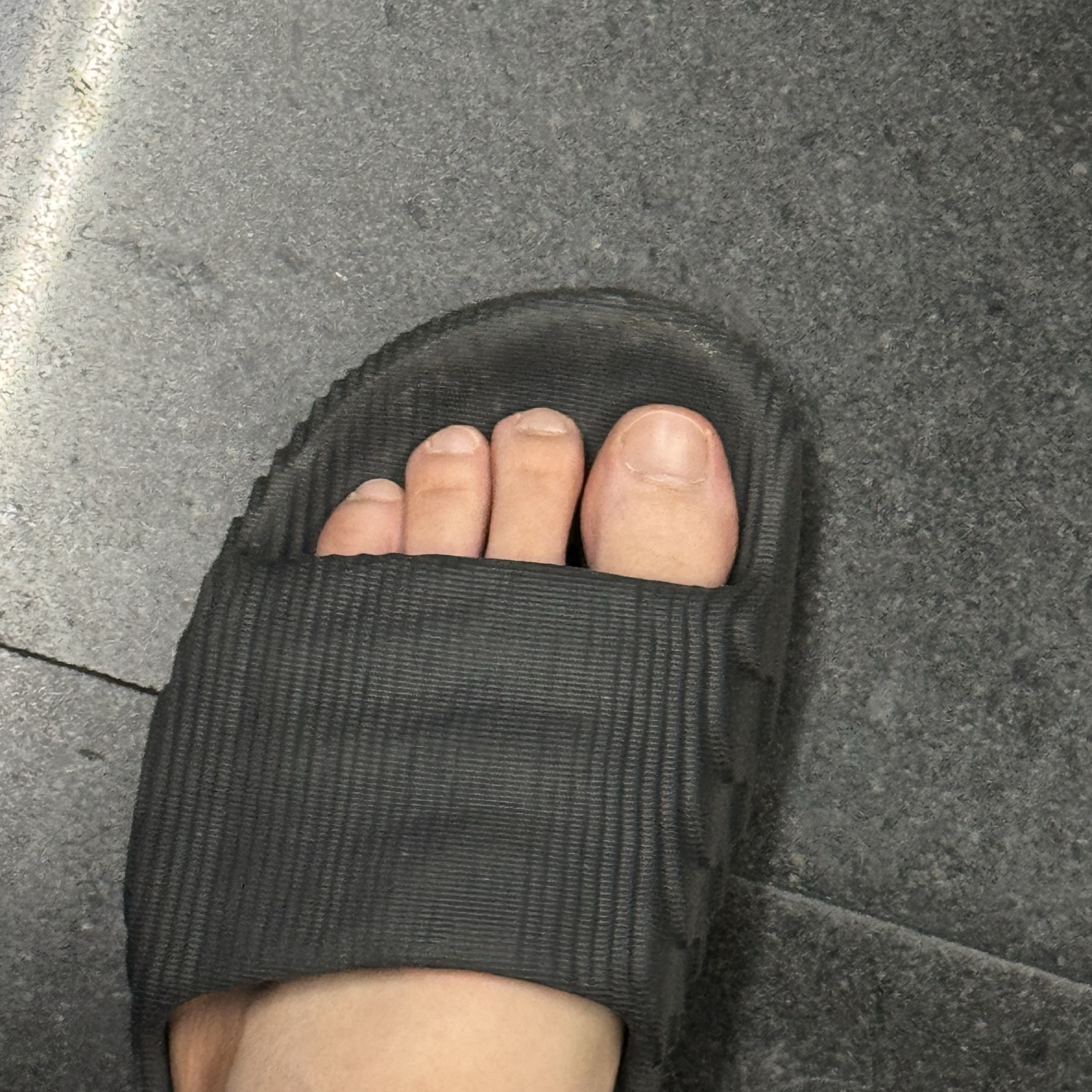 Adidas Adilette 22 Carbon 착용 스타일