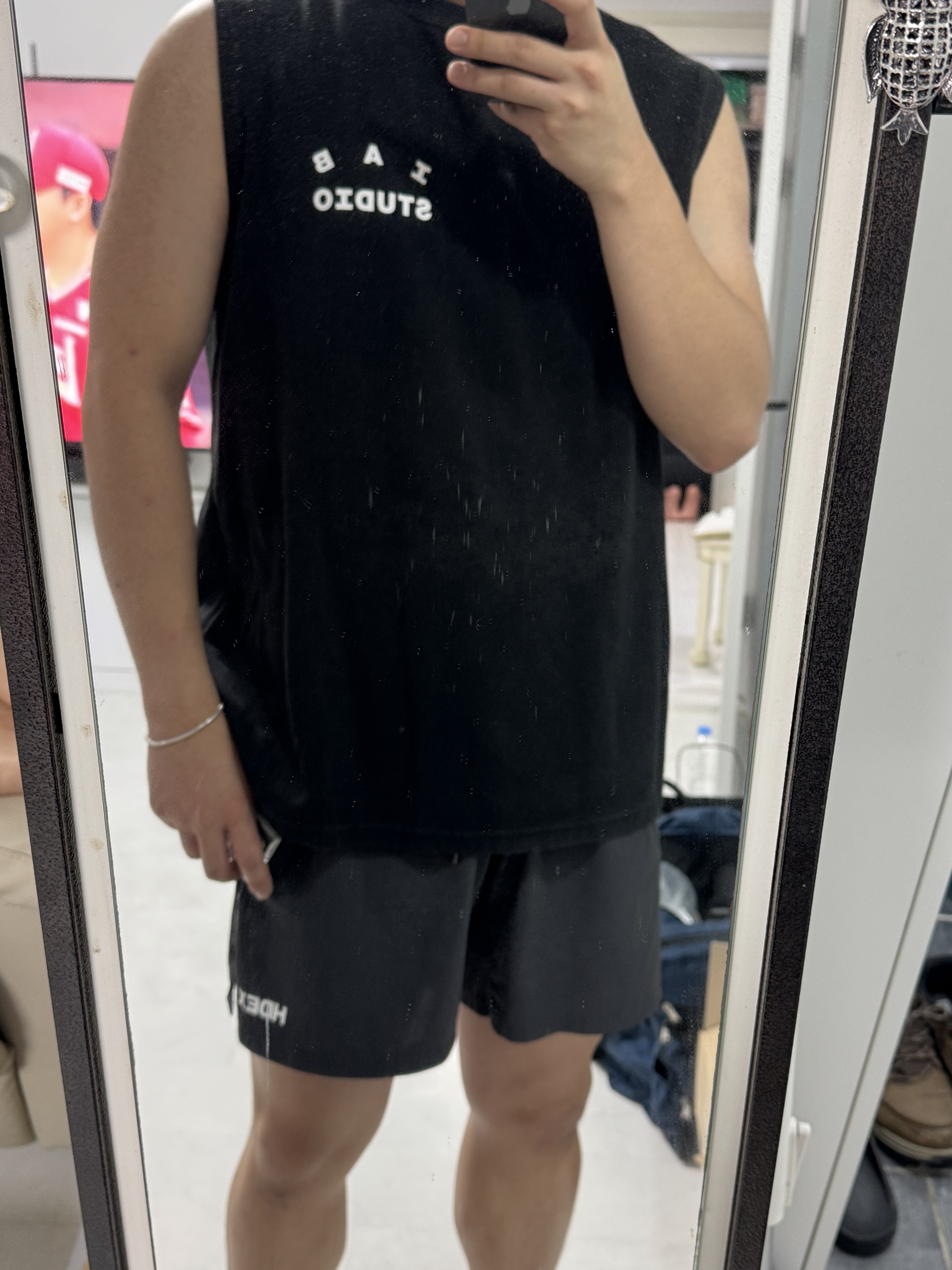 IAB Studio Sleeveless Black 착용 스타일