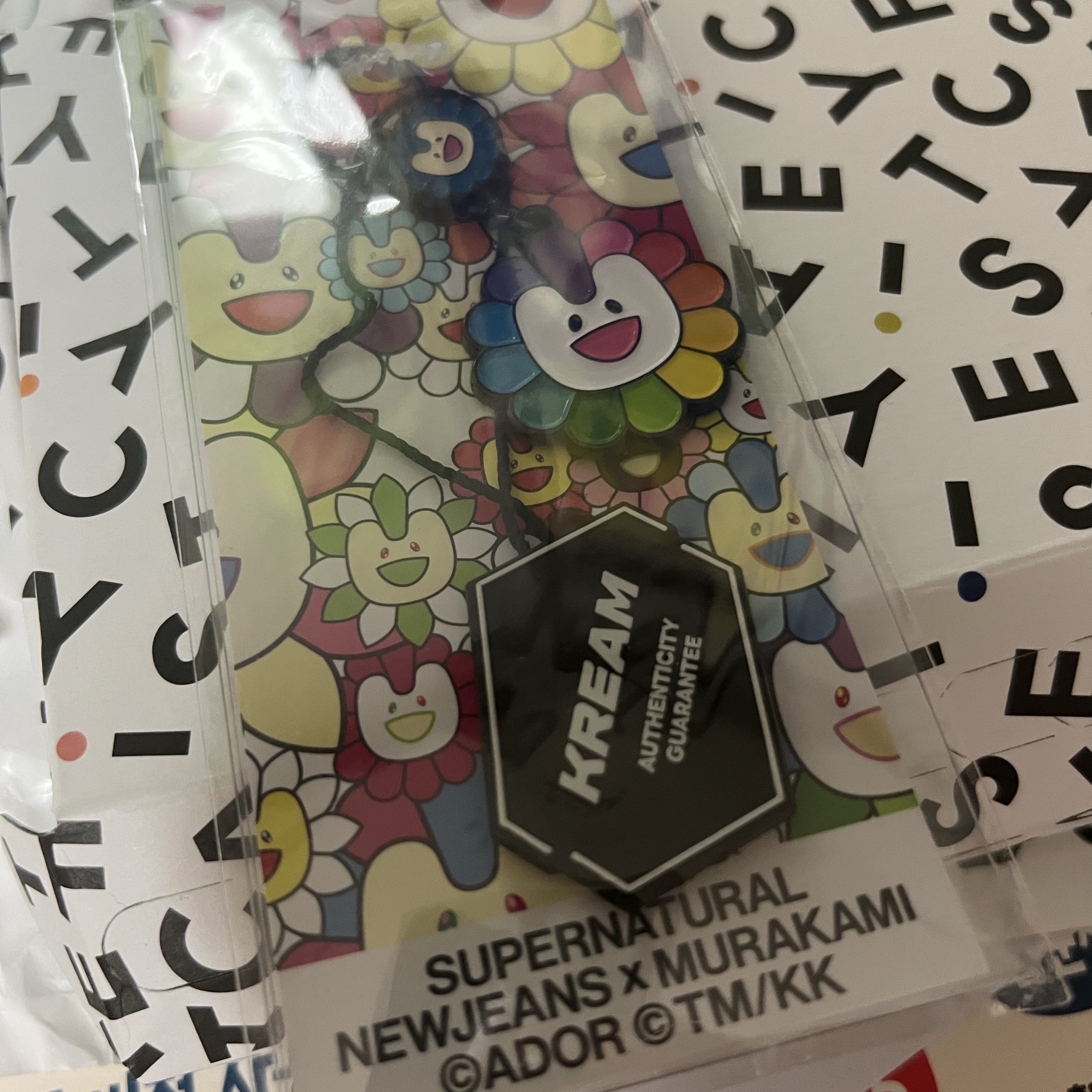 NewJeans x Murakami Metal Keyring Flower 착용 스타일