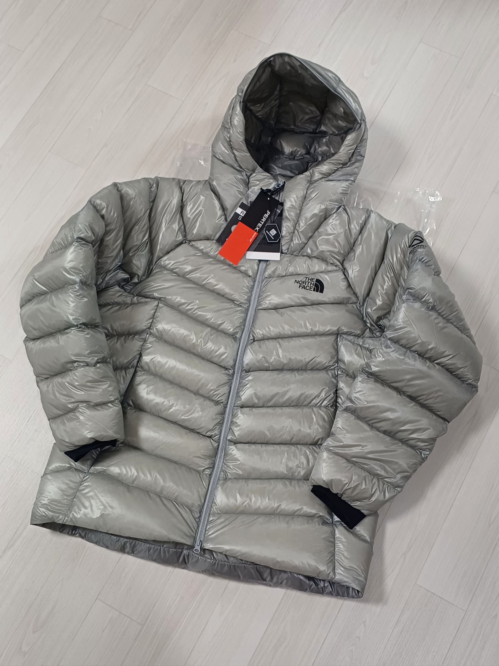 The North Face Summit Mattehorn RDS Down Jacket Light Gray 착용 스타일