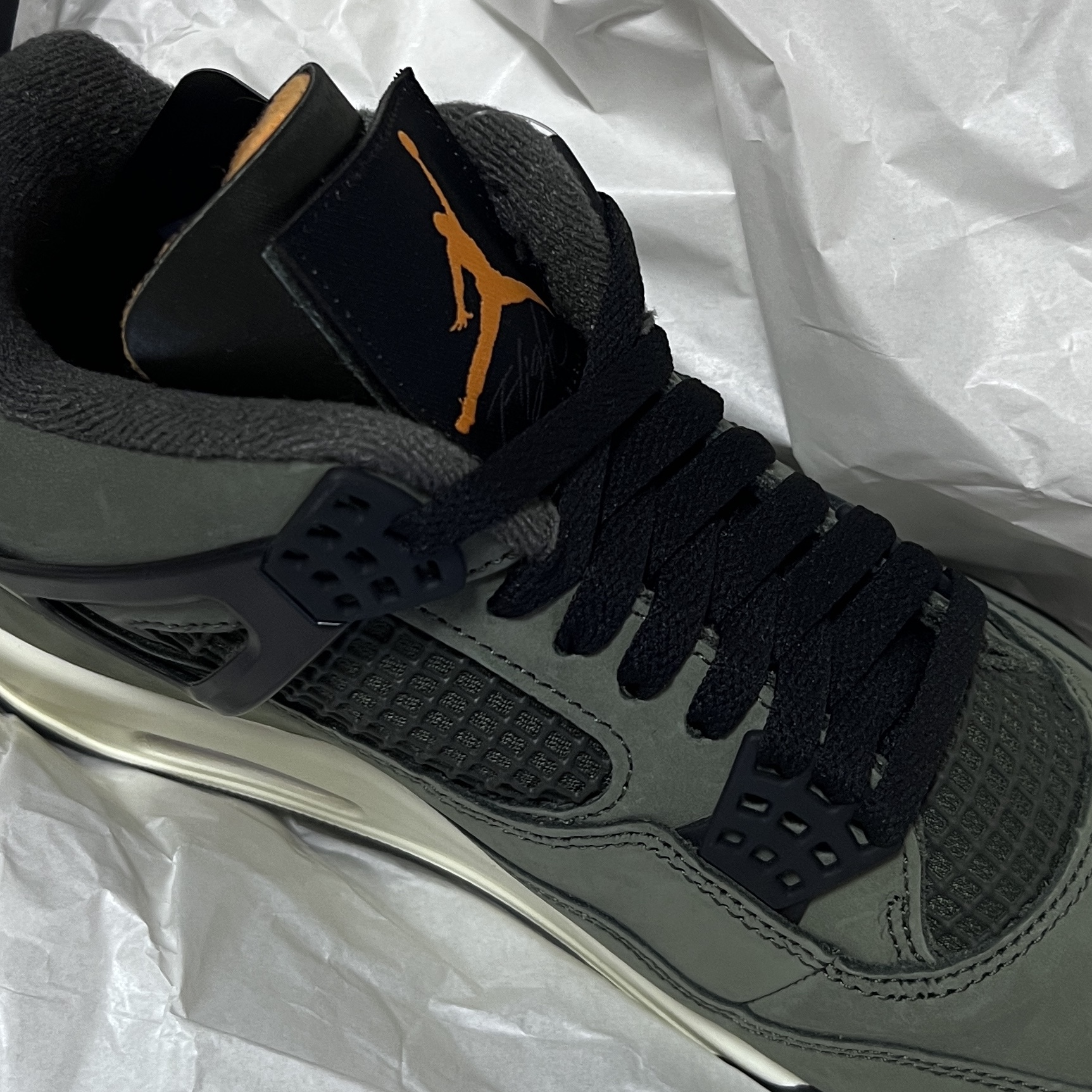 Jordan 4 x Undefeated Retro OG SP Deep Green and Clementine 착용 스타일