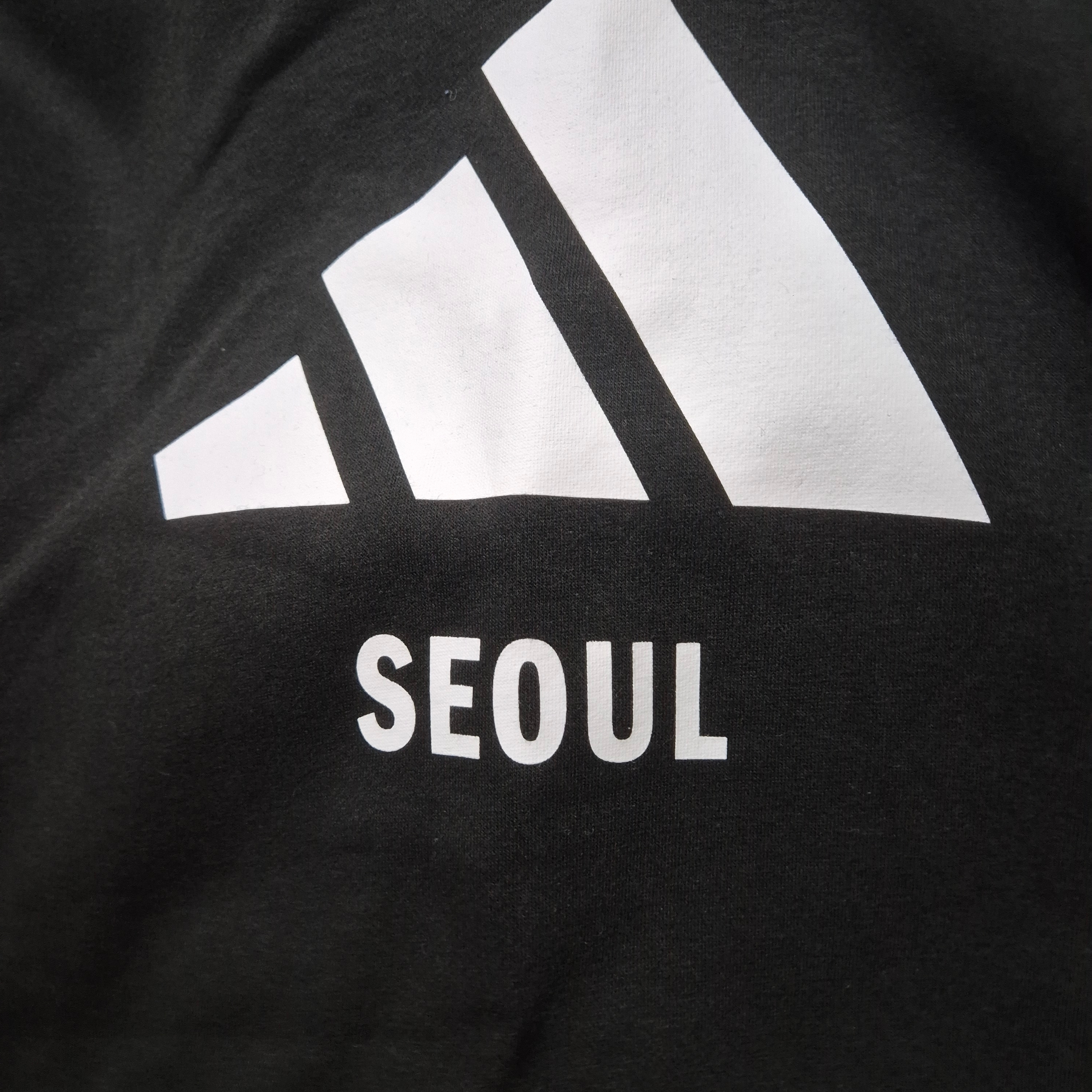 Adidas Seoul Hoodie Black - KR Sizing 착용 스타일