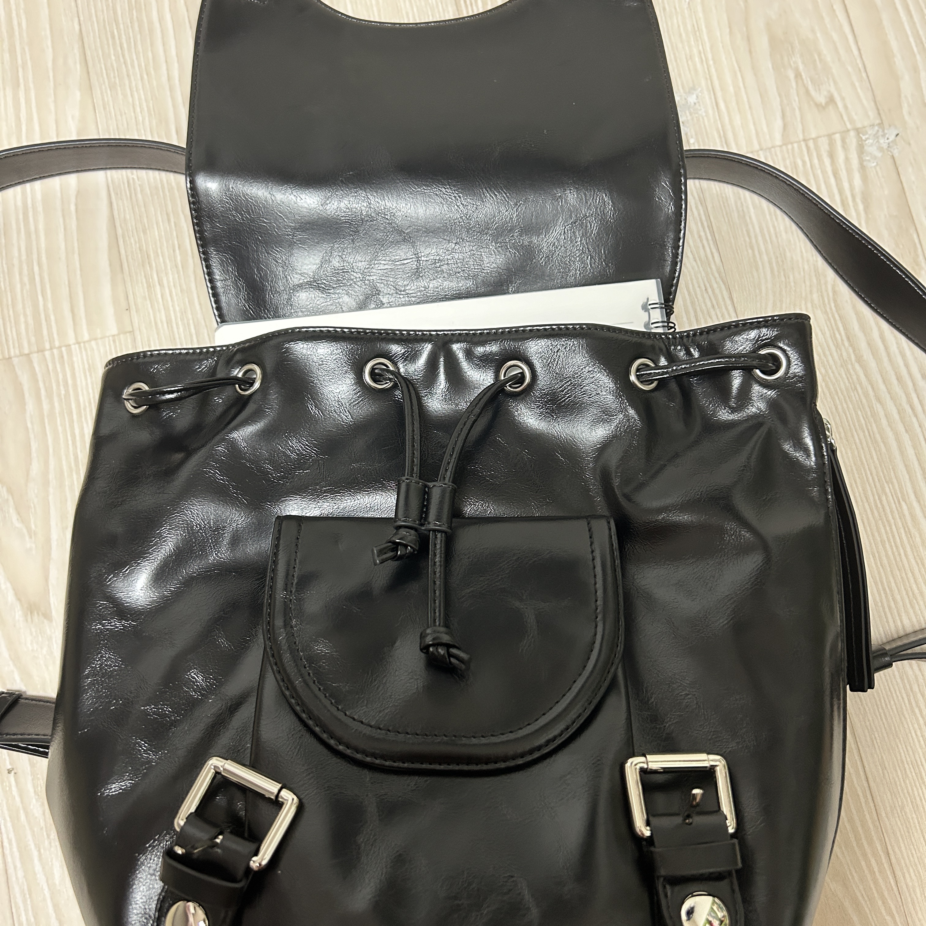Matin Kim Buckle Detail Backpack Black 착용 스타일 - 1