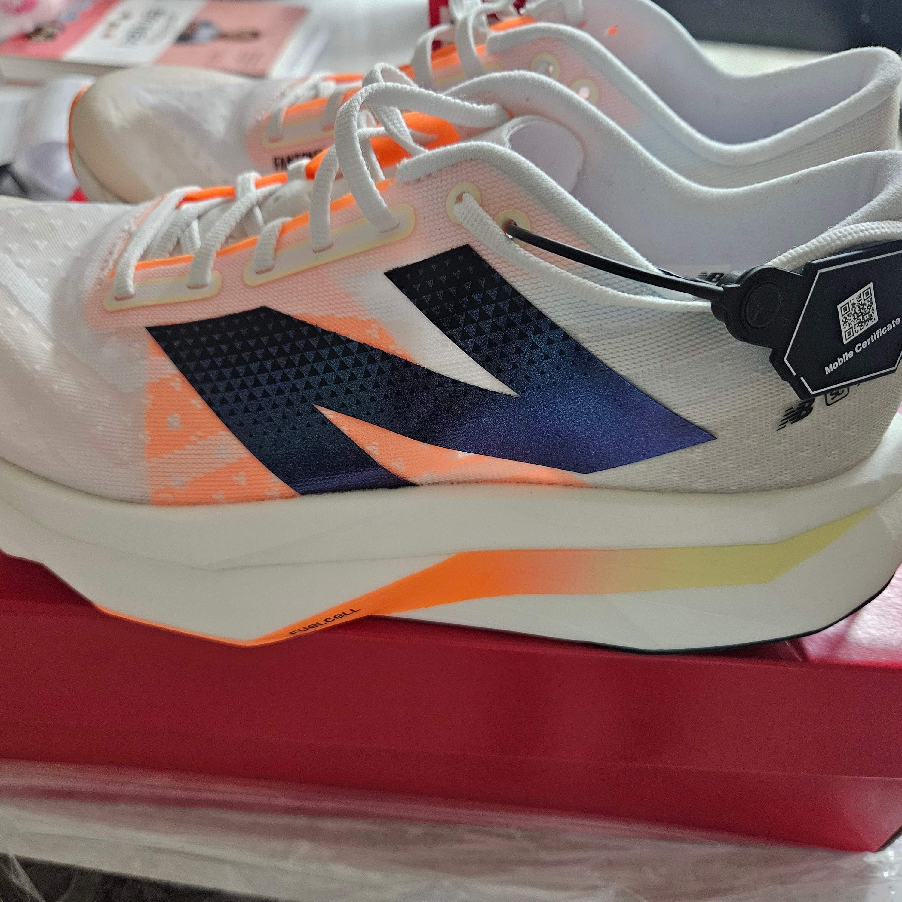 New Balance Fuelcell SC Elite v4 Sunrise - D Standard 착용 스타일