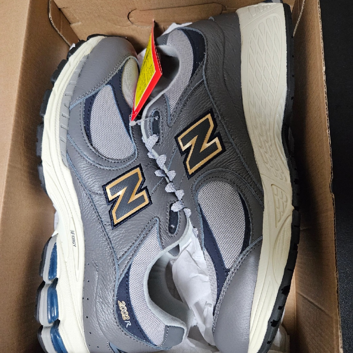 New Balance 2002R Gore-Tex Castlerock Natural Indigo 착용 스타일