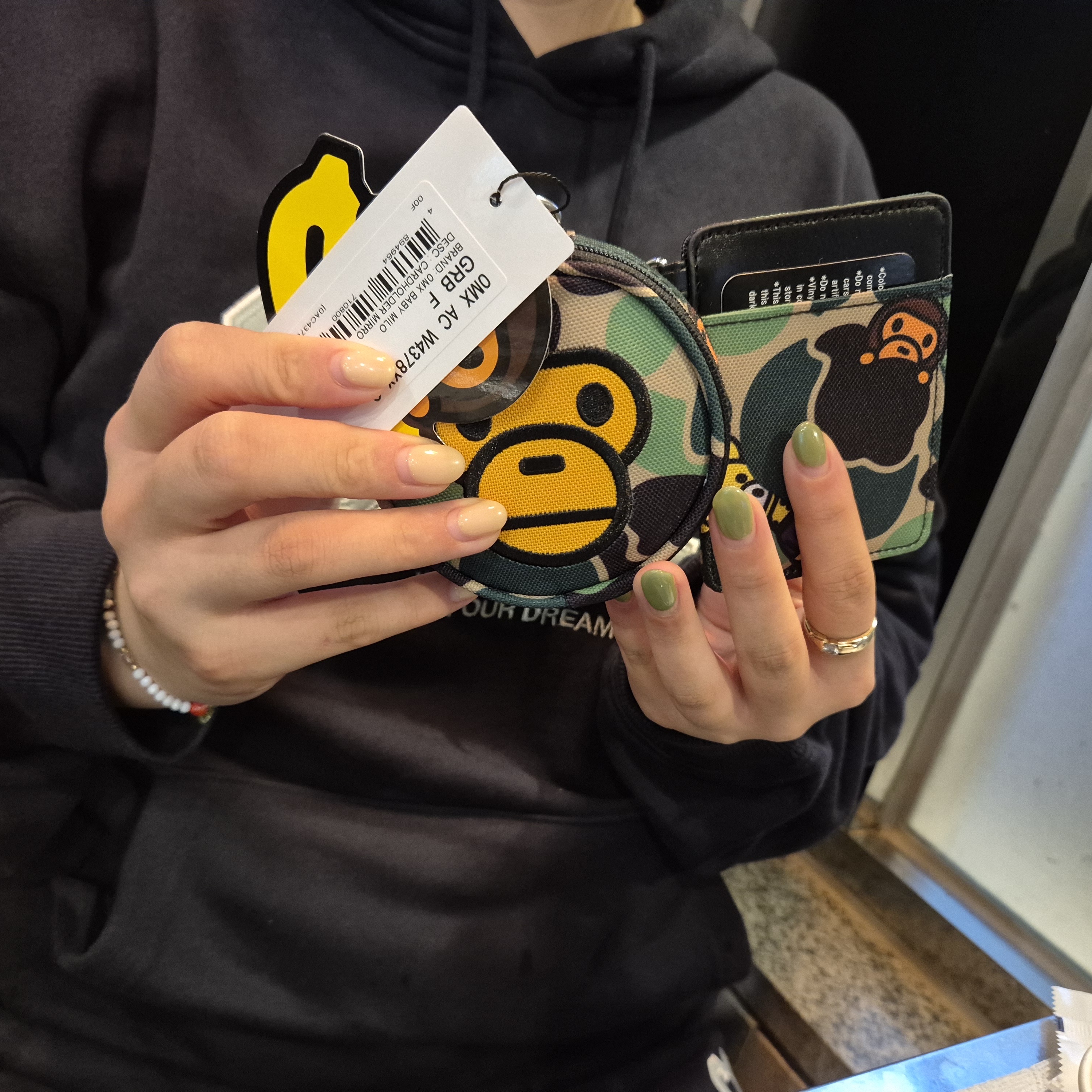 BAPE Baby Milo Mirror Card Holder Keychain Green Black 착용 스타일