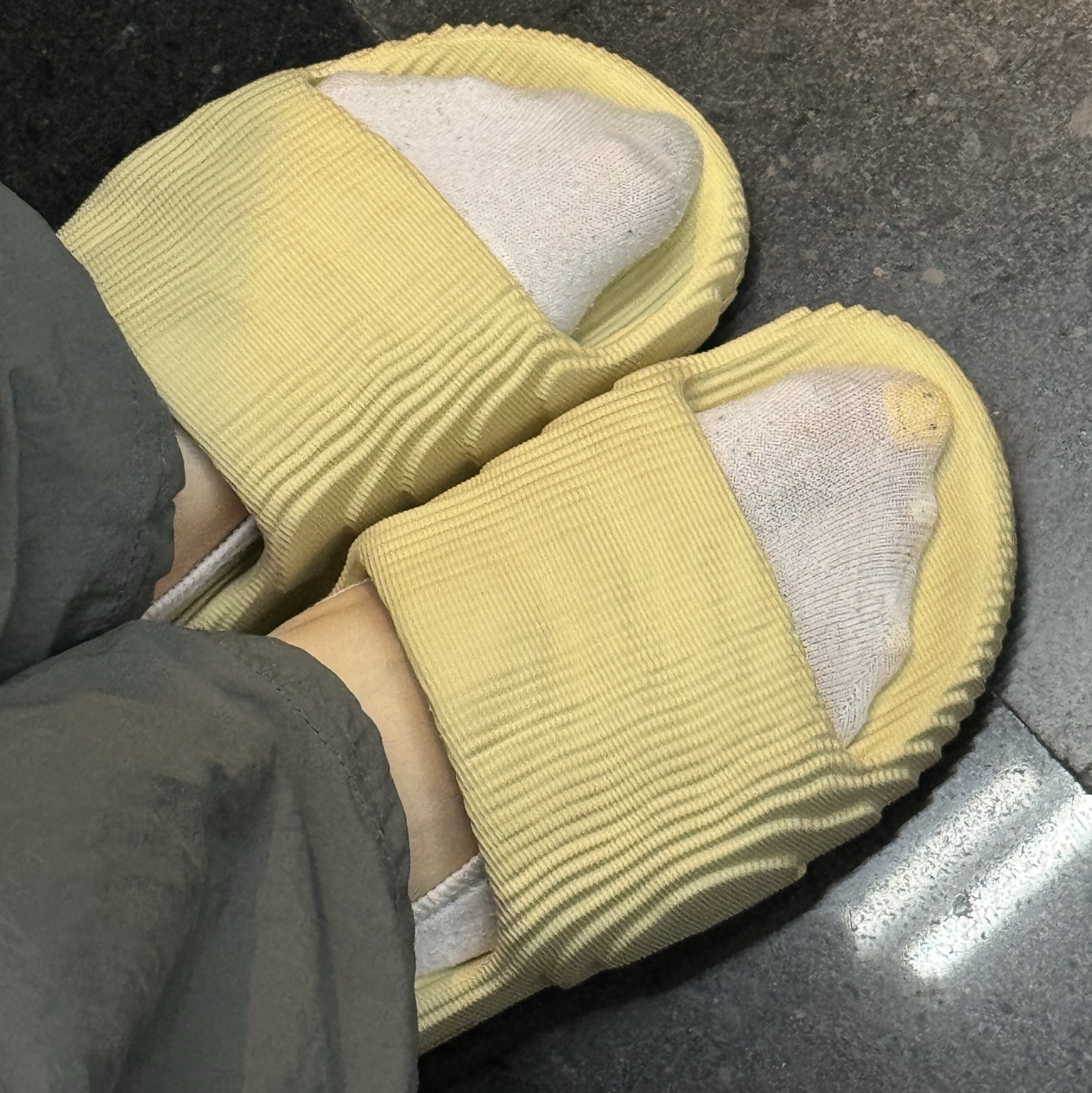 Adidas Adilette 22 Desert Sand 착용 스타일