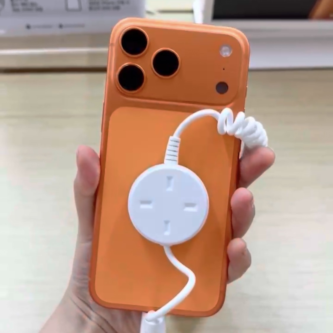 Apple iPhone 17 Pro Max 256GB Cosmic Orange 착용 스타일