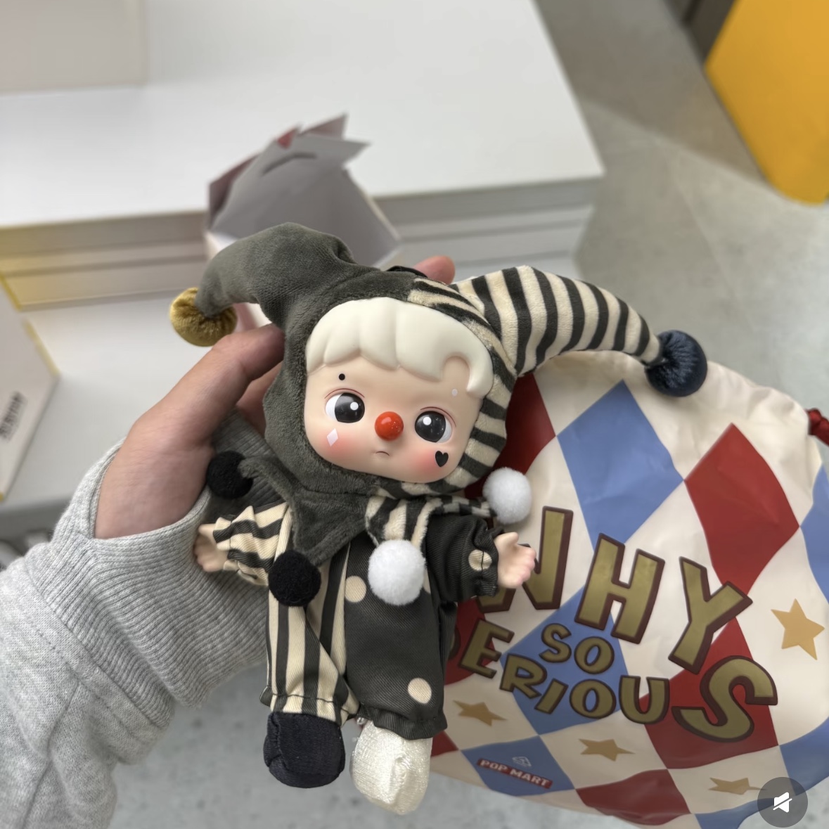 Pop Mart Why So Serious Series Vinyl Plush Pendant Silver Mist Clown (Opened Case) 착용 스타일