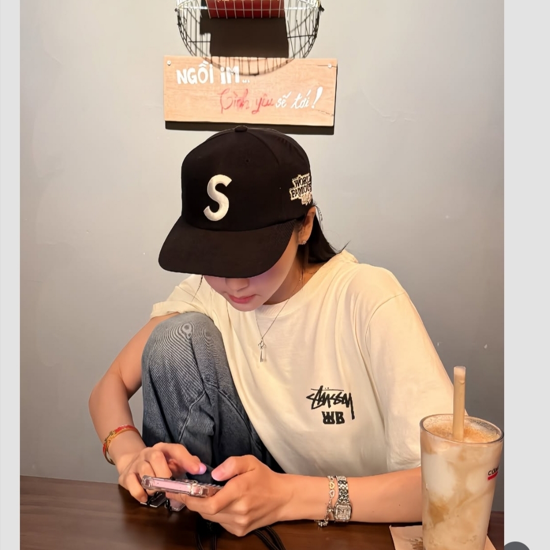 Supreme World Famous S Logo 6-Panel Black 착용 스타일 - 2