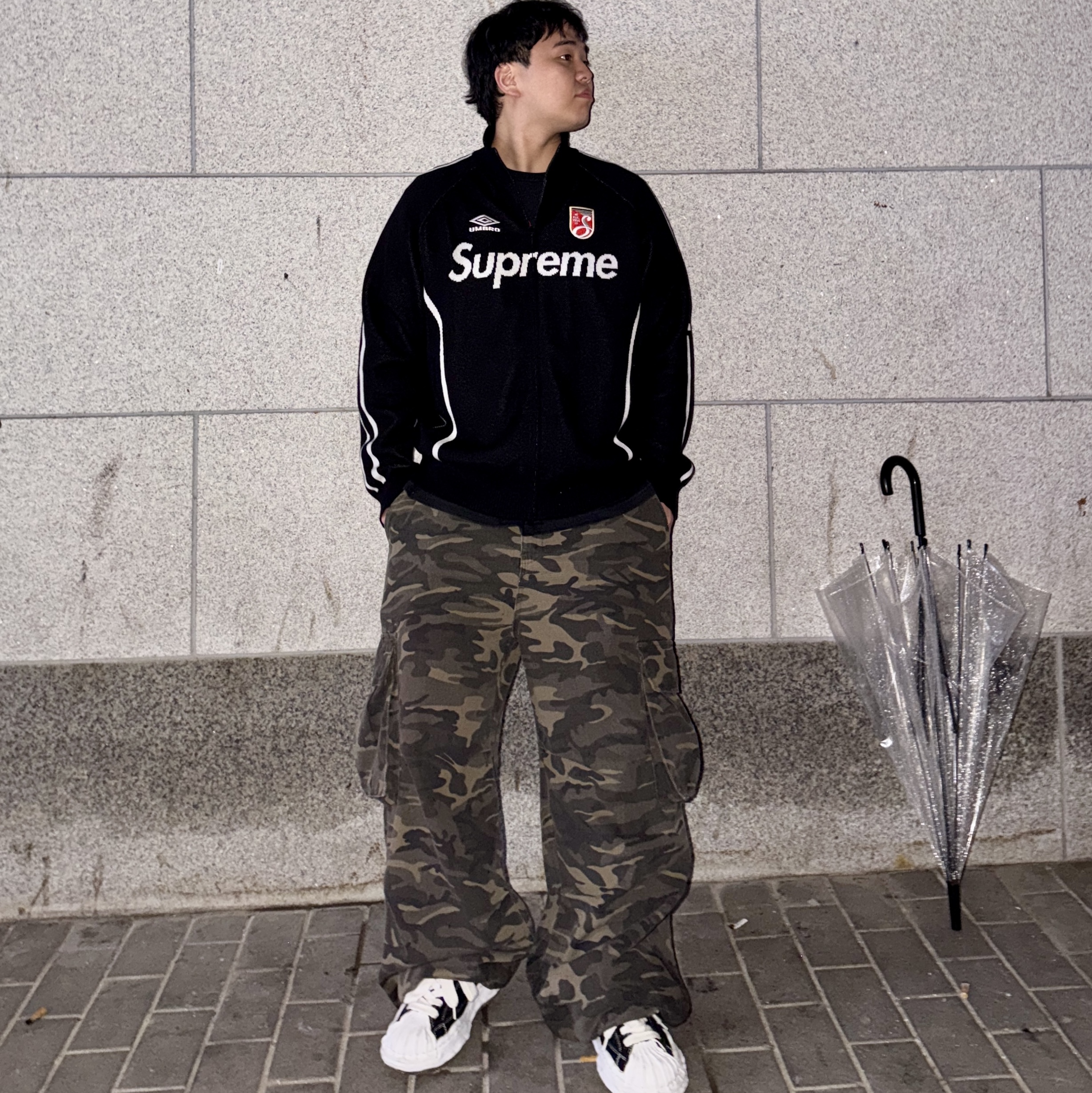 Supreme x Umbro Zip Up Sweater Black - 25SS, Maison Mihara Yasuhiro Blakey OG Sole Canvas Low-top Sneakers Black White 착용 스타일 - 1