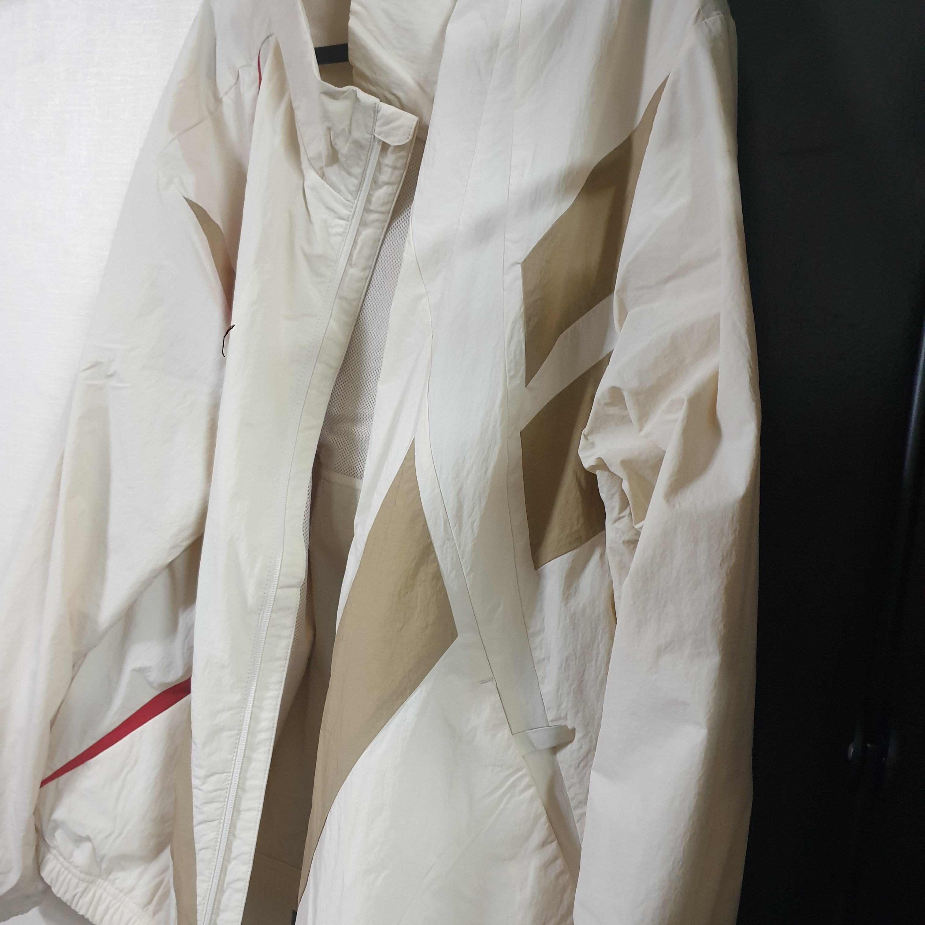 Reebok Vector Flash Windbreaker Beige 착용 스타일