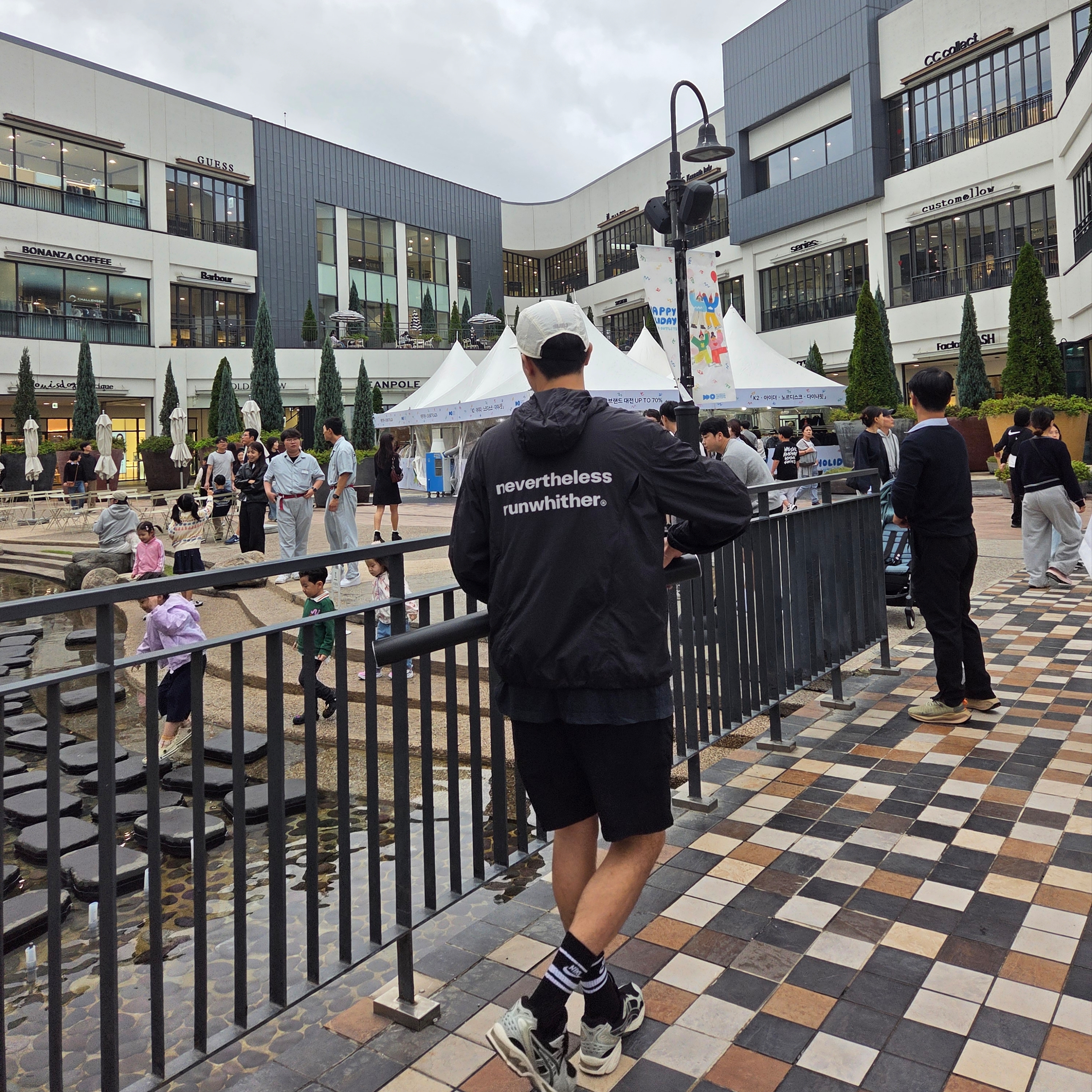[KREAM 단독] runwhither Windbreaker Jacket Black, [KREAM 단독] runwhither Trail Cap Cream 착용 스타일 - 1