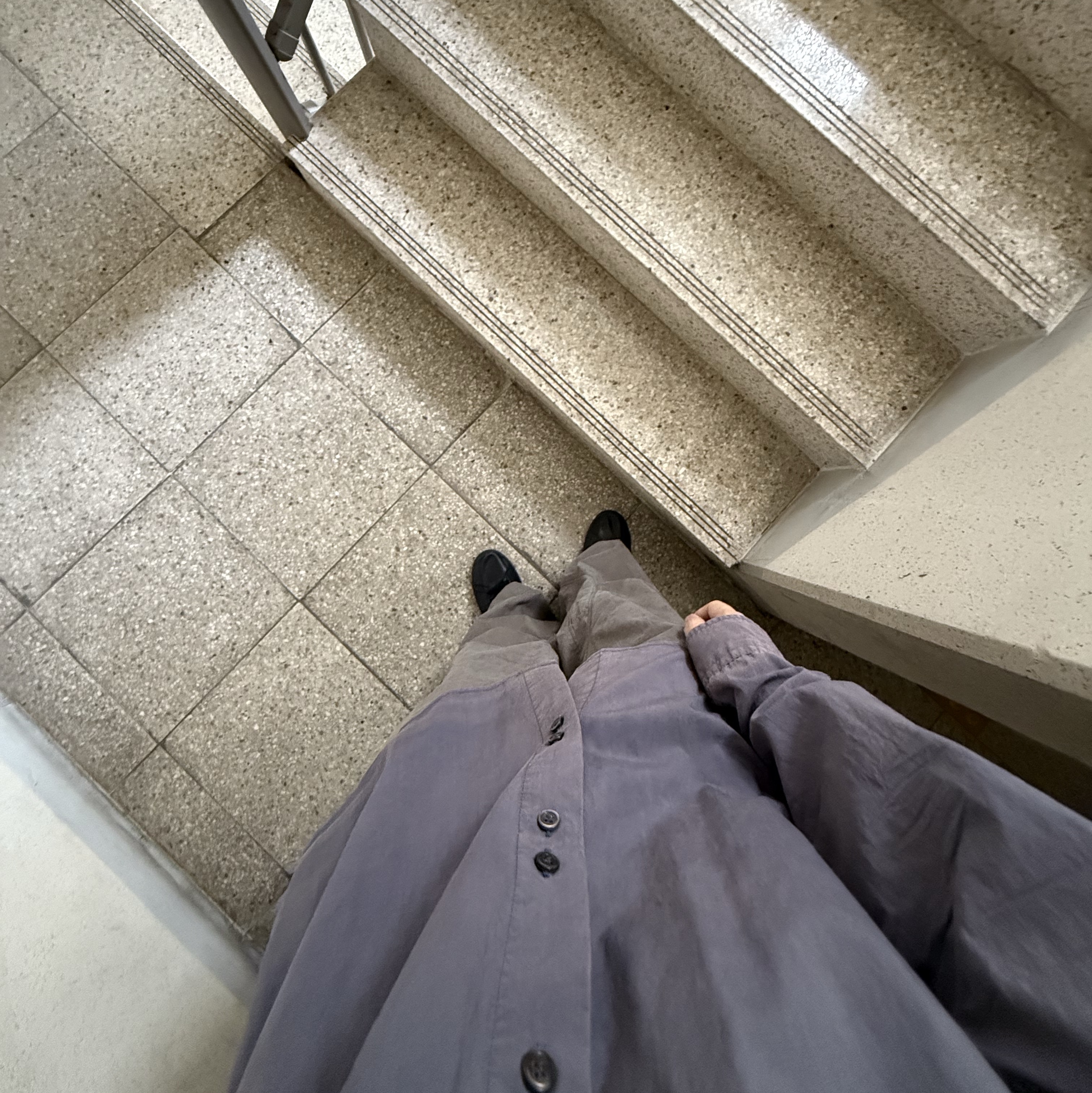 Hatchingroom Rana Shirt Blue, Adidas Stan Smith Decon Core Black 착용 스타일 - 1