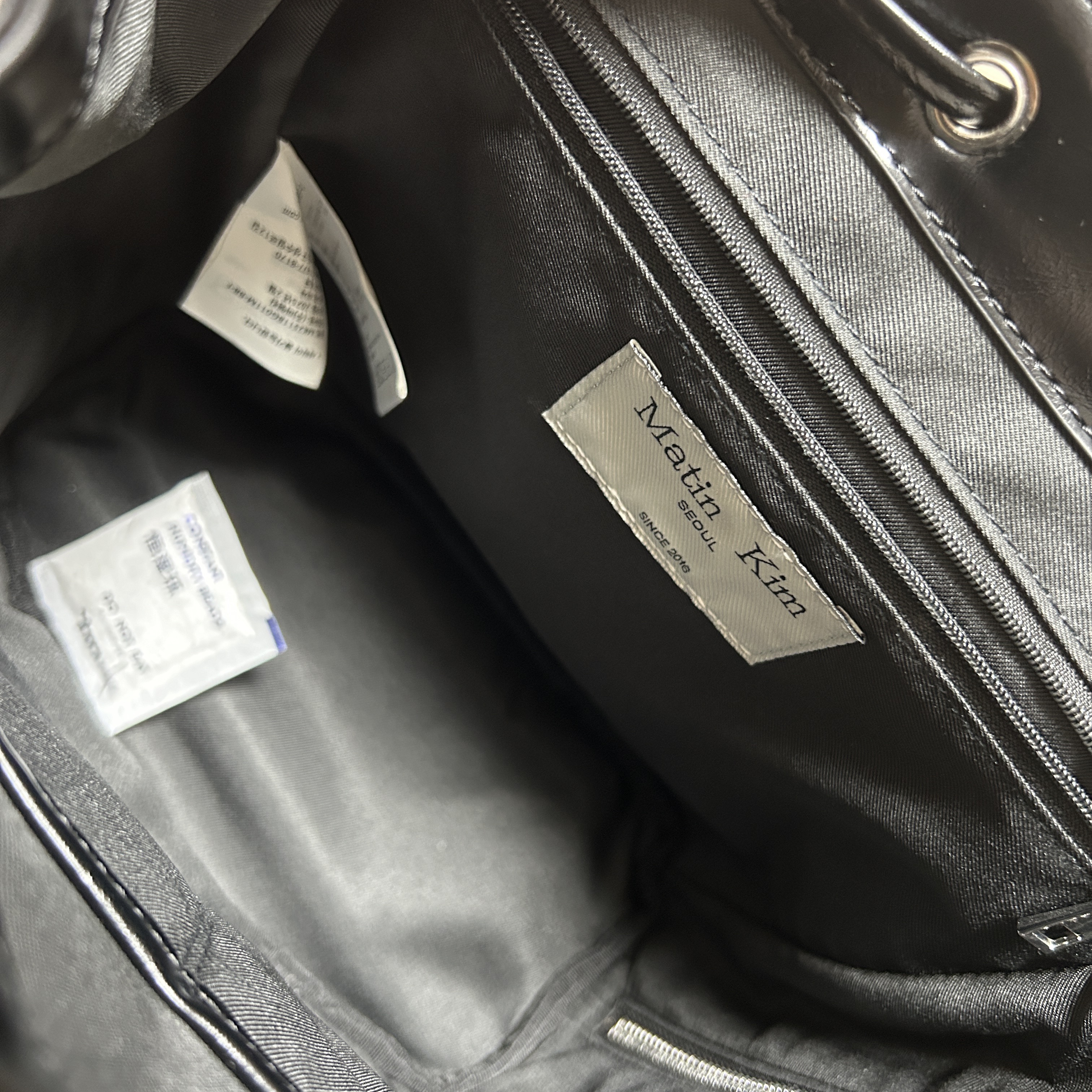 Matin Kim Buckle Detail Backpack Black 착용 스타일 - 3