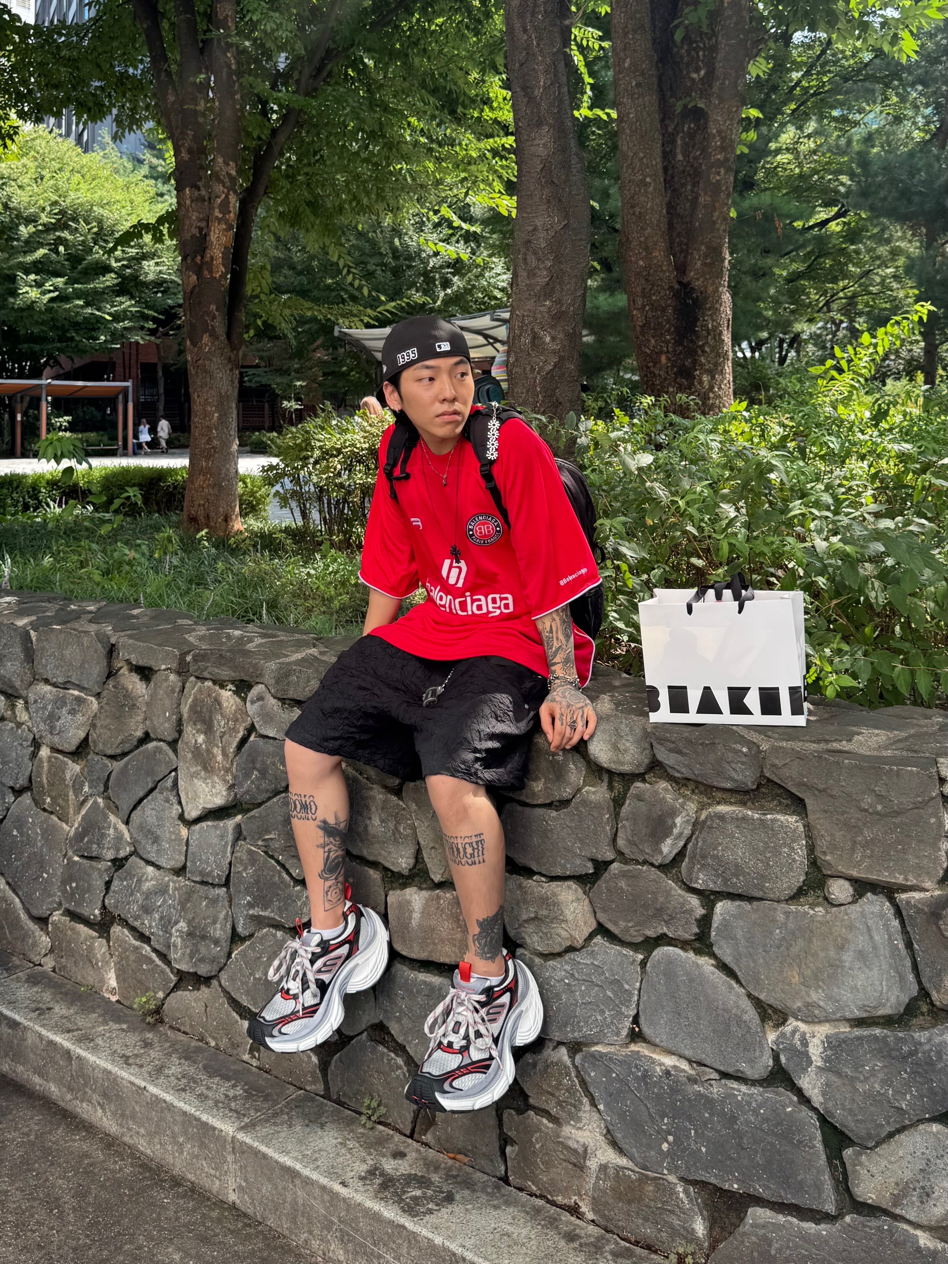 Balenciaga 10XL Sneakers Grey White Red 착용 스타일