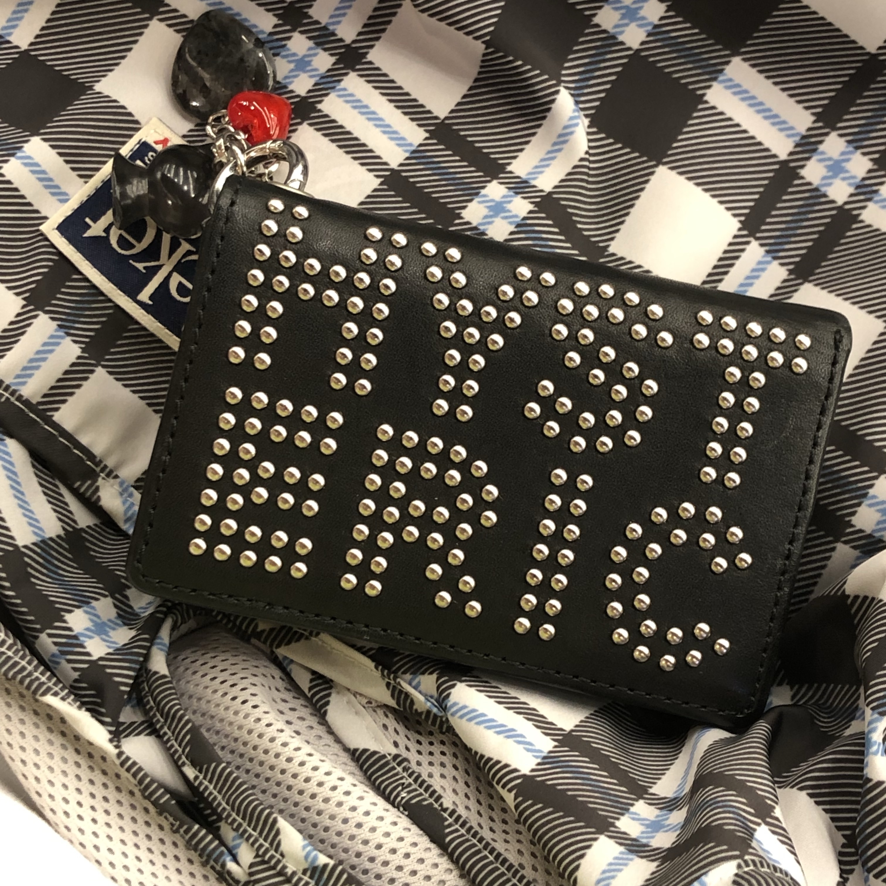 (W) Hysteric Glamour Logo Stud Tri-Fold Wallet Black 착용 스타일